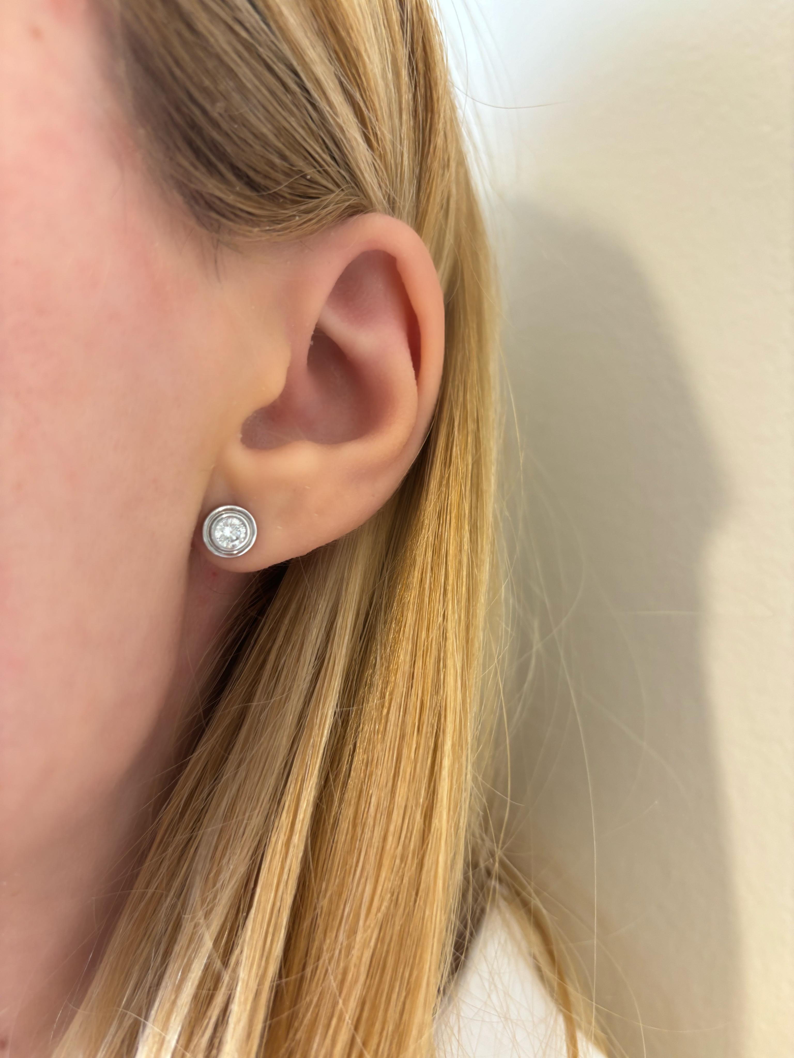 Taille ronde Clous d'oreilles en diamant de 0,40ctw, double sertissage, or 18 carats en vente