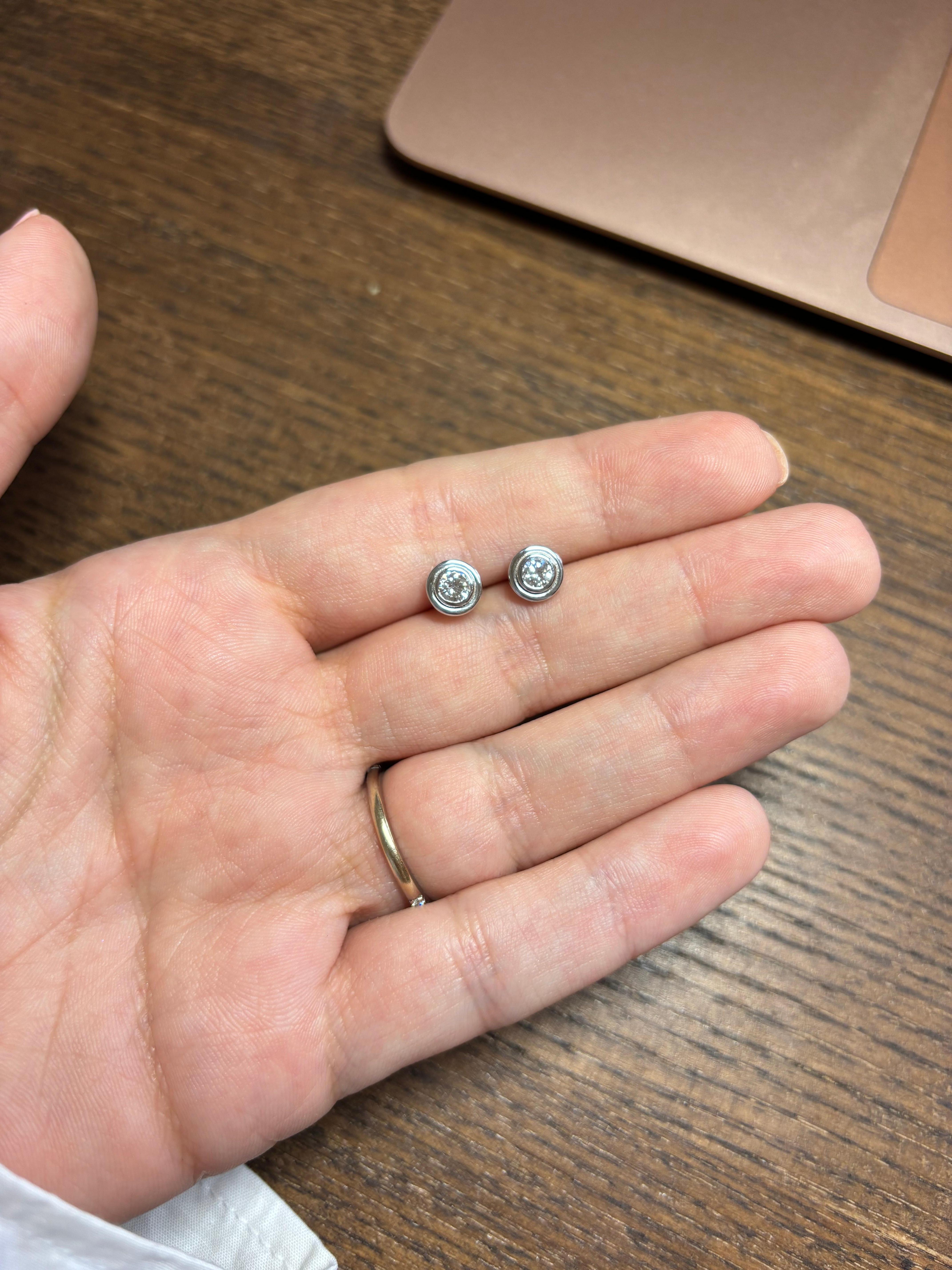 Clous d'oreilles en diamant de 0,40ctw, double sertissage, or 18 carats Neuf - En vente à Nicosia, CY