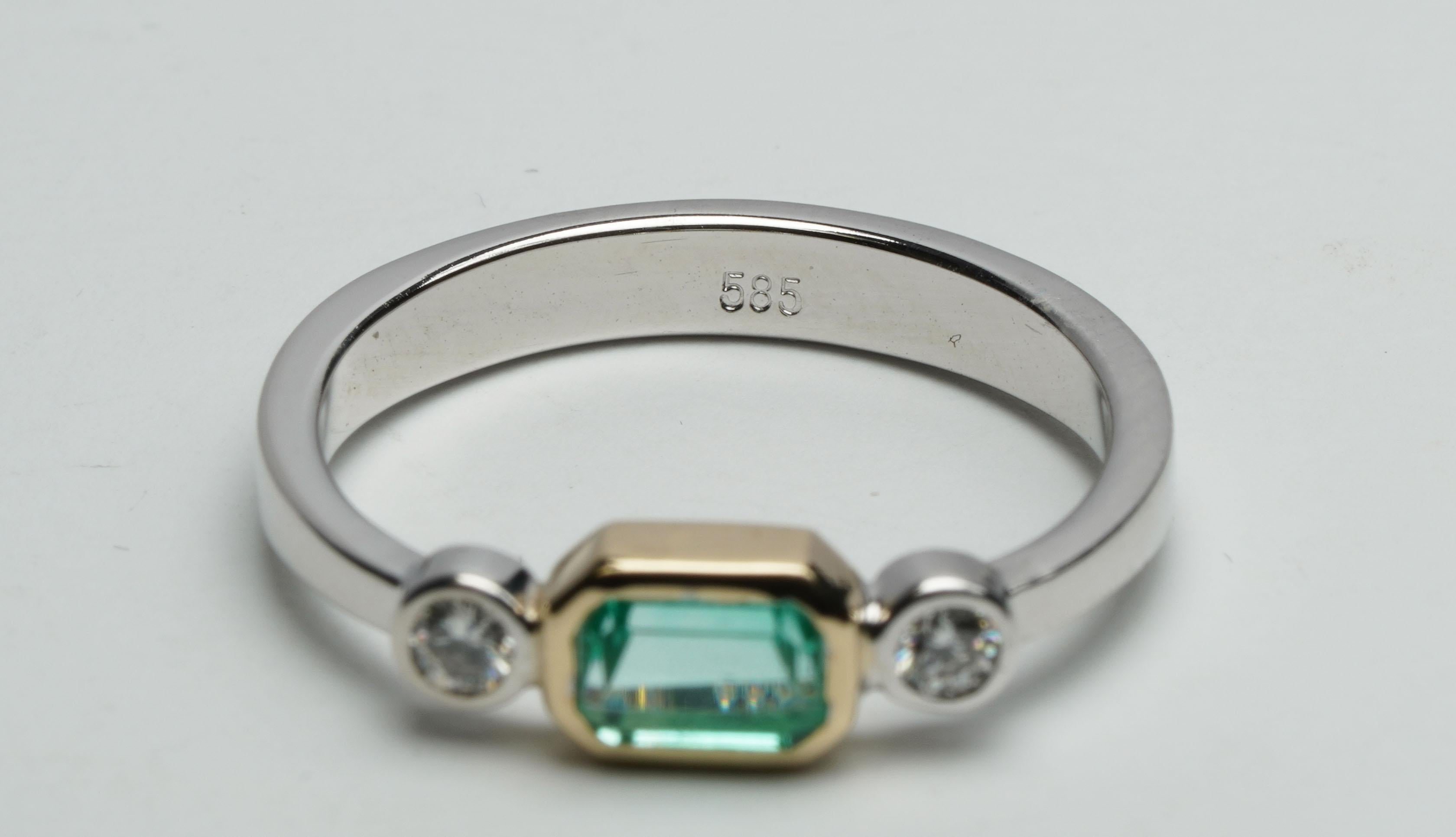 Modern 0.41 Carat Columbian Emerald Diamond Ring For Sale