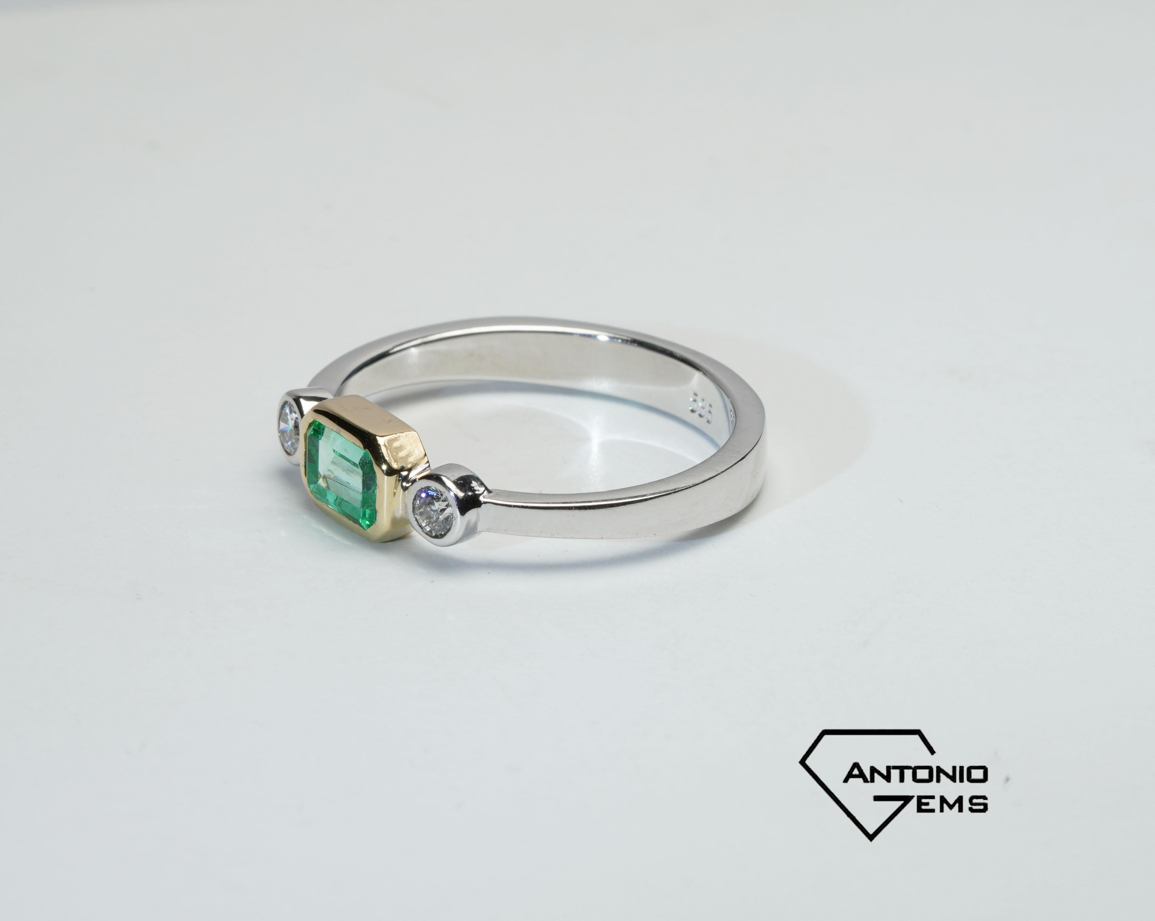 Emerald Cut 0.41 Carat Columbian Emerald Diamond Ring For Sale