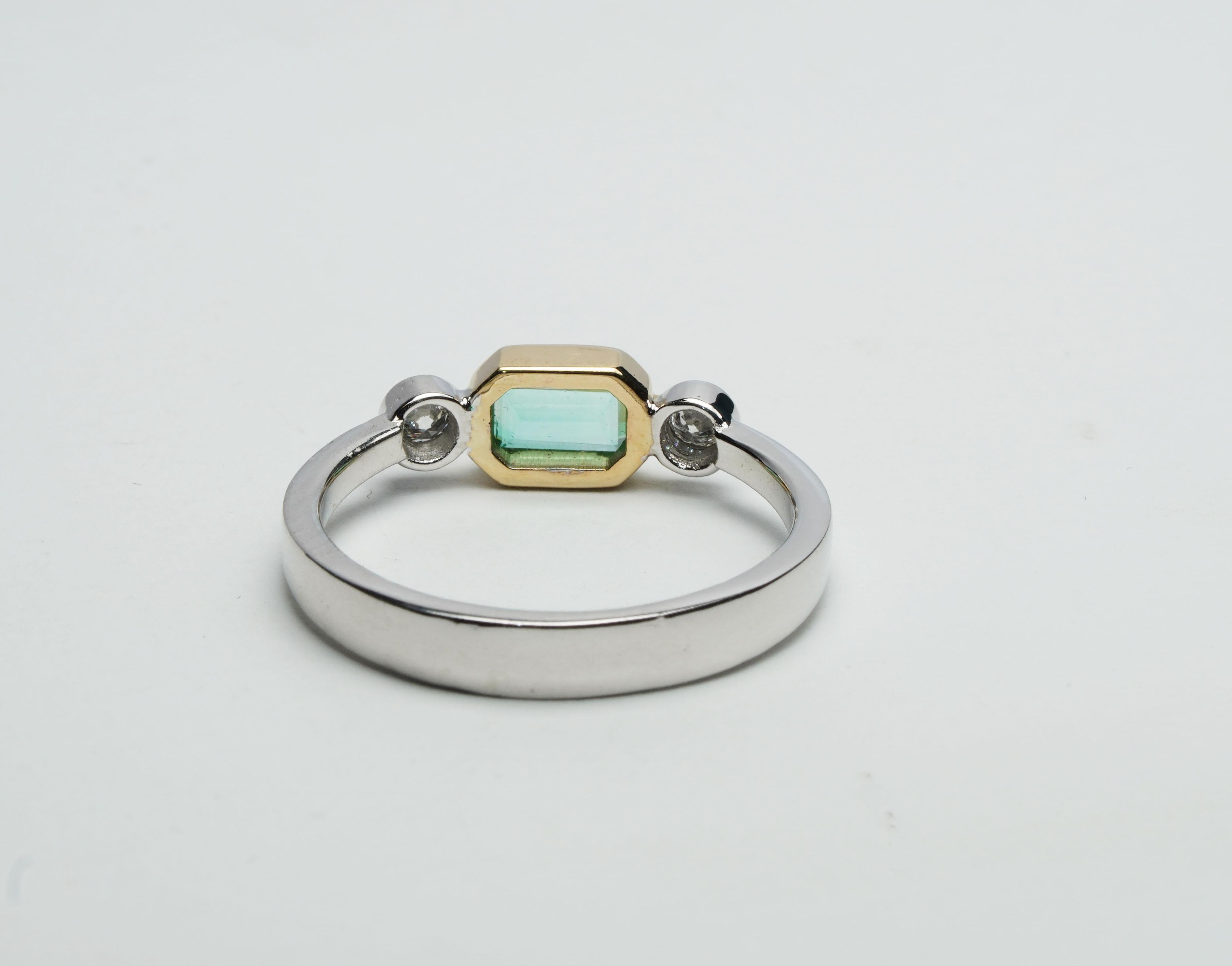 0.41 Carat Columbian Emerald Diamond Ring In New Condition For Sale In София, BG