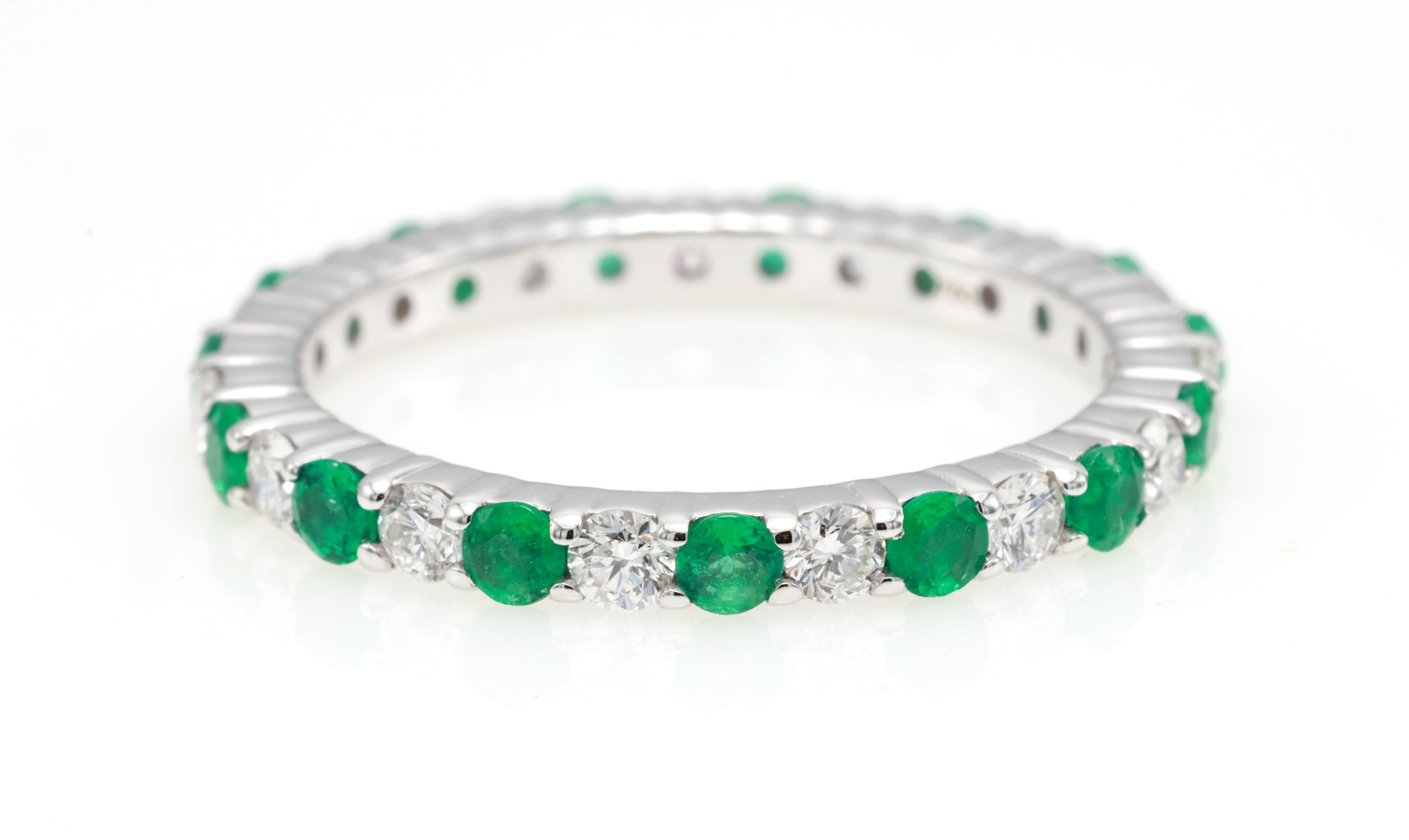 Anello in oro bianco 18 carati con diamanti
  
  Colore e caratura dell'oro: Oro bianco 18kt
  Peso: 2.25 grammi
  
  Imposta con...
  Tipo di pietra: Zaffiro
  Forma: Rotondo 
  Carati: 0,41 ct
  Colore: verde brillante
  
 
  Pietre circostanti: