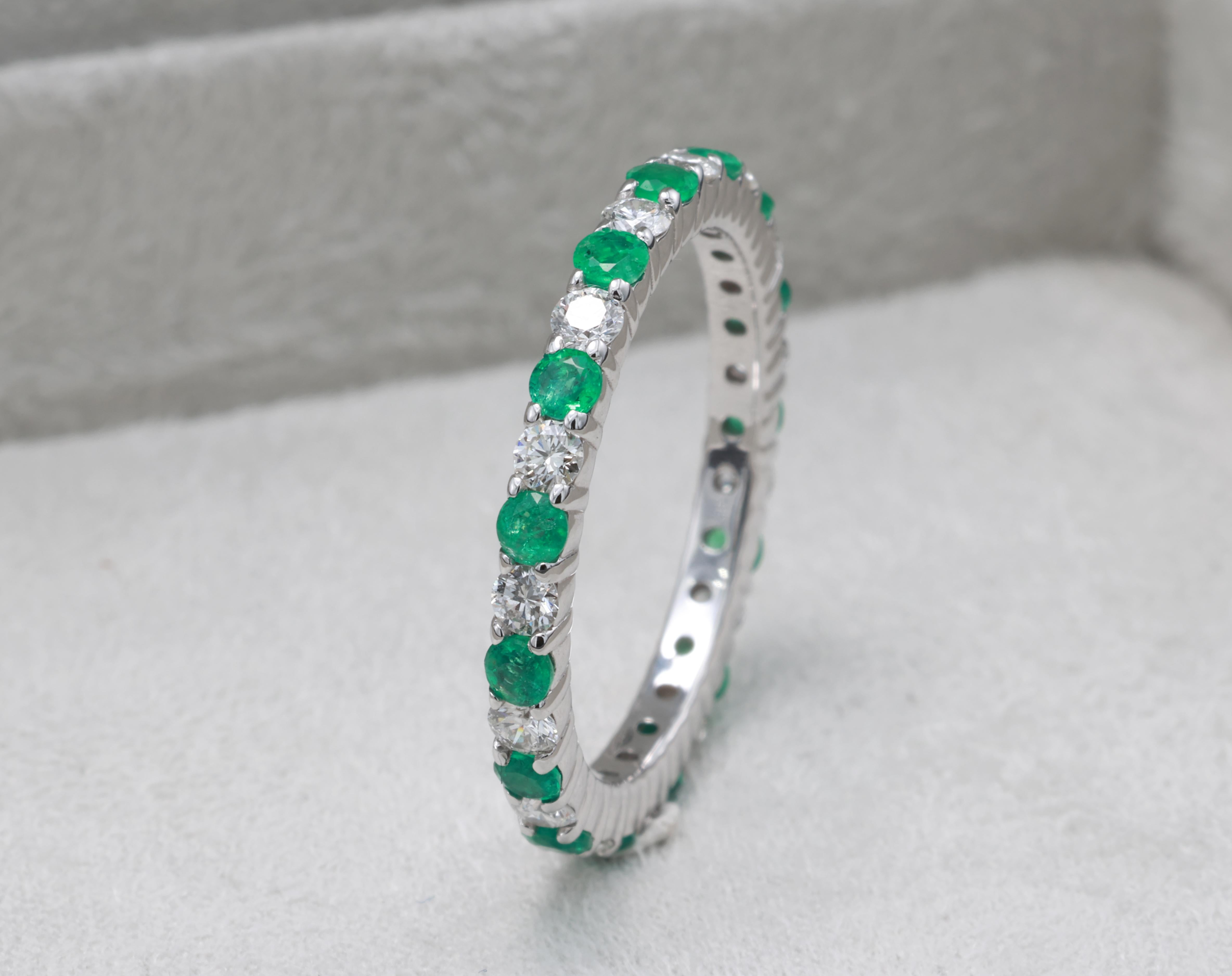 0,41 Carati di Zaffiro Verde Vivido Naturale Rotondo  Anello con diamante in vendita 2