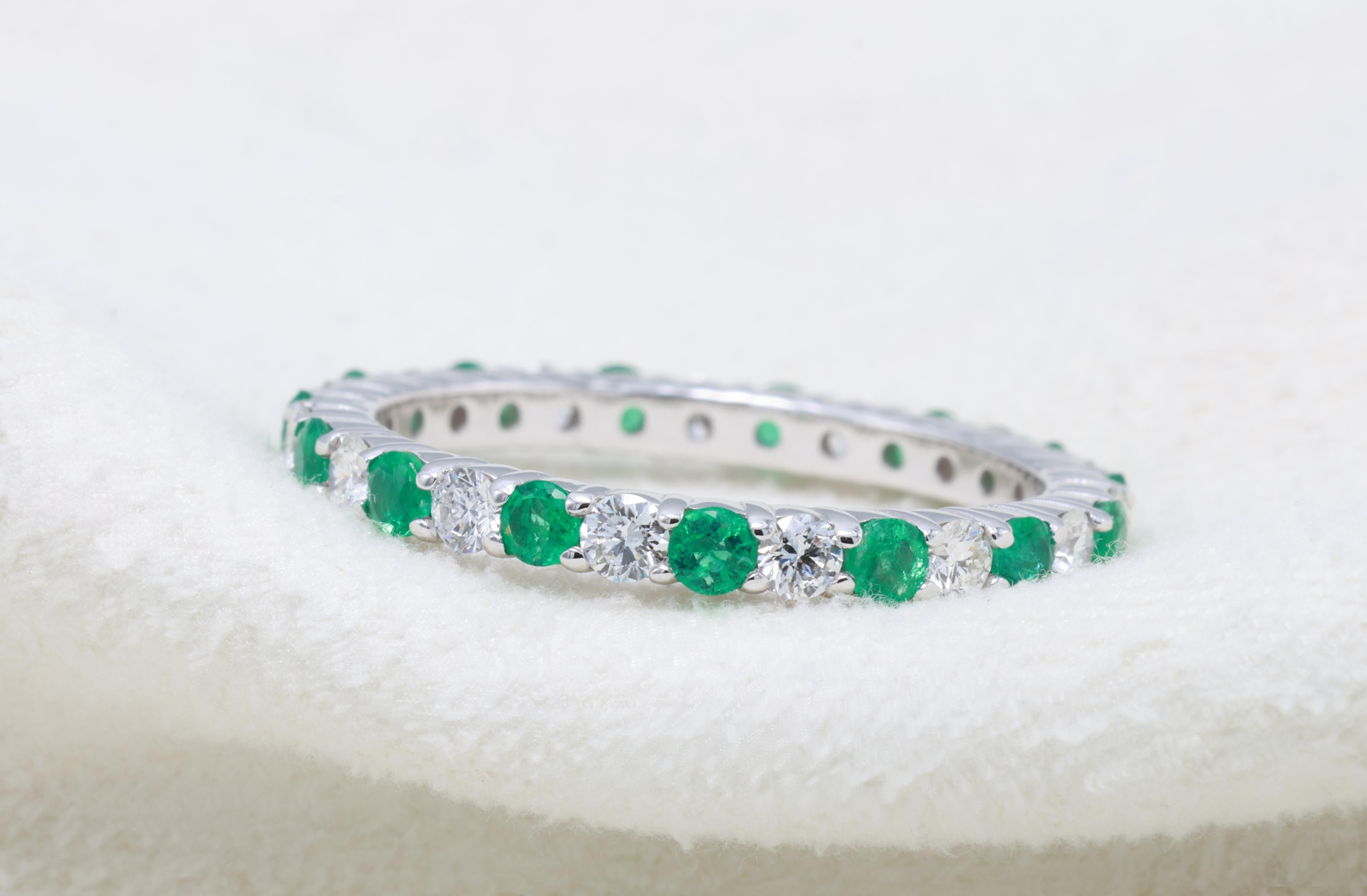 0,41 Carati di Zaffiro Verde Vivido Naturale Rotondo  Anello con diamante in vendita 3