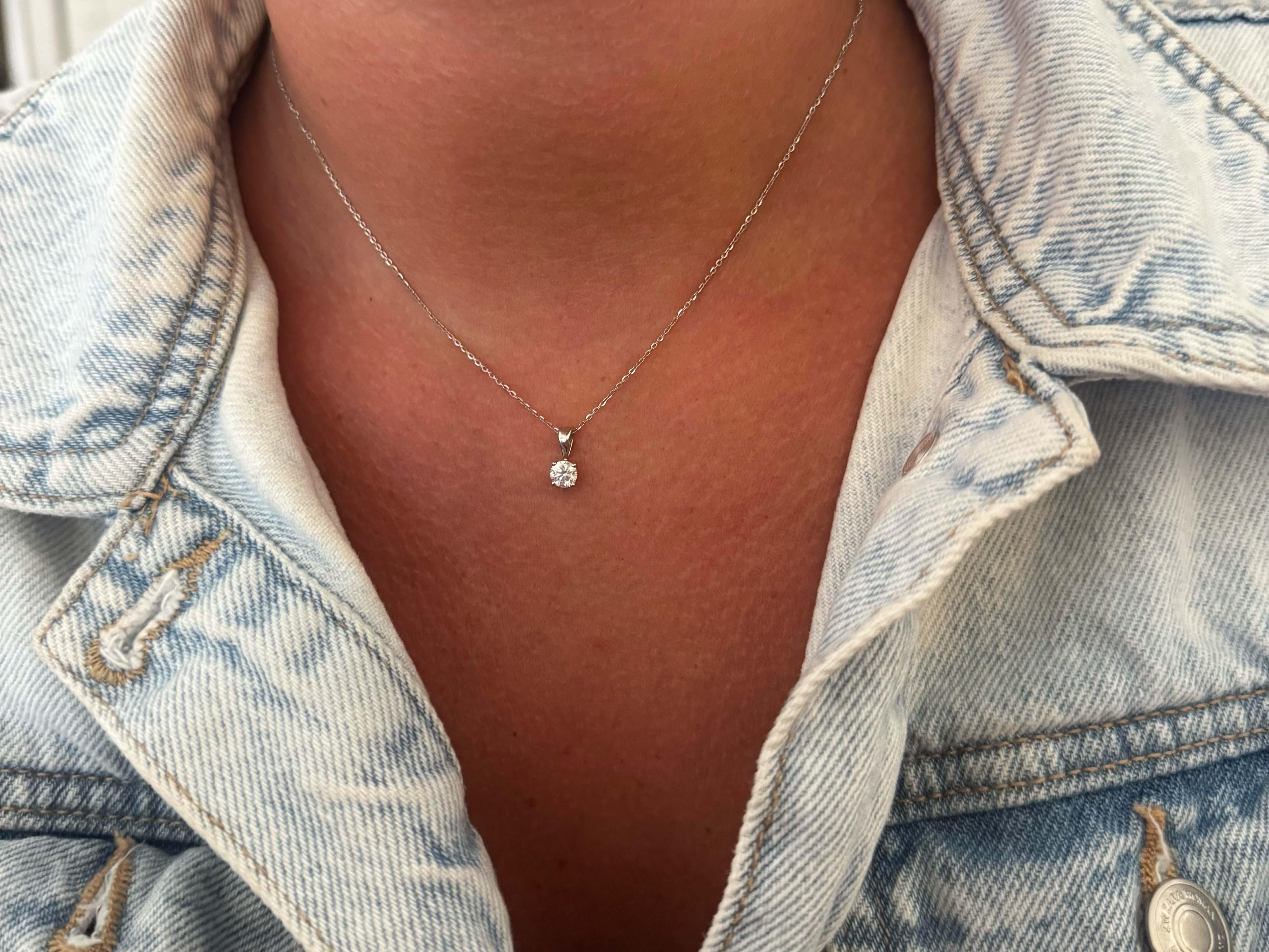 Specifiche dell'articolo:

Metallo della collana: Oro bianco 14k

Peso totale: 1.6 grammi

Lunghezza della catena: 18