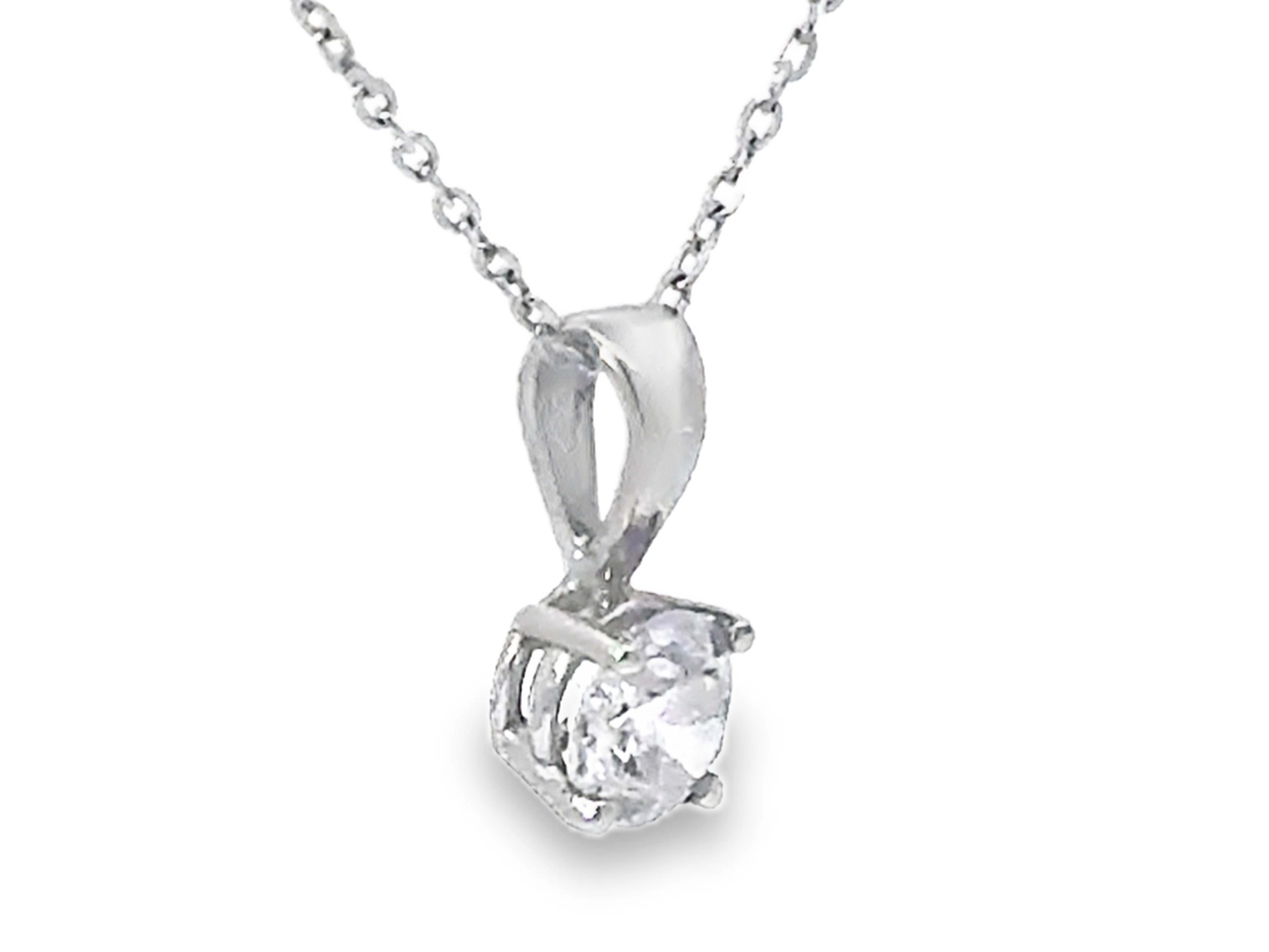 Moderno Collana di diamanti solitari a taglio brillante da 0,41 carati con diamanti incastonati in oro bianco 14K in vendita