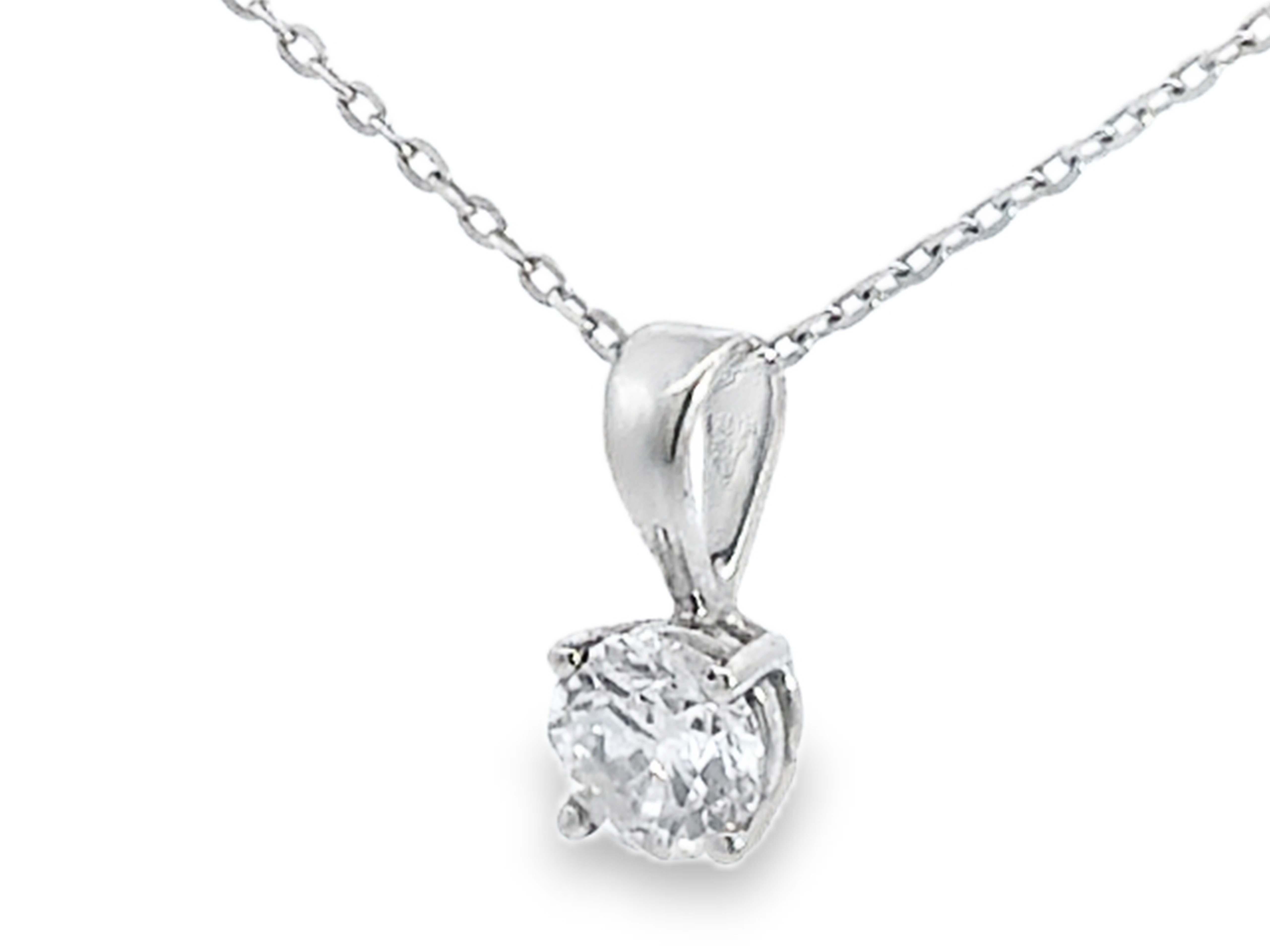 Taglio brillante Collana di diamanti solitari a taglio brillante da 0,41 carati con diamanti incastonati in oro bianco 14K in vendita