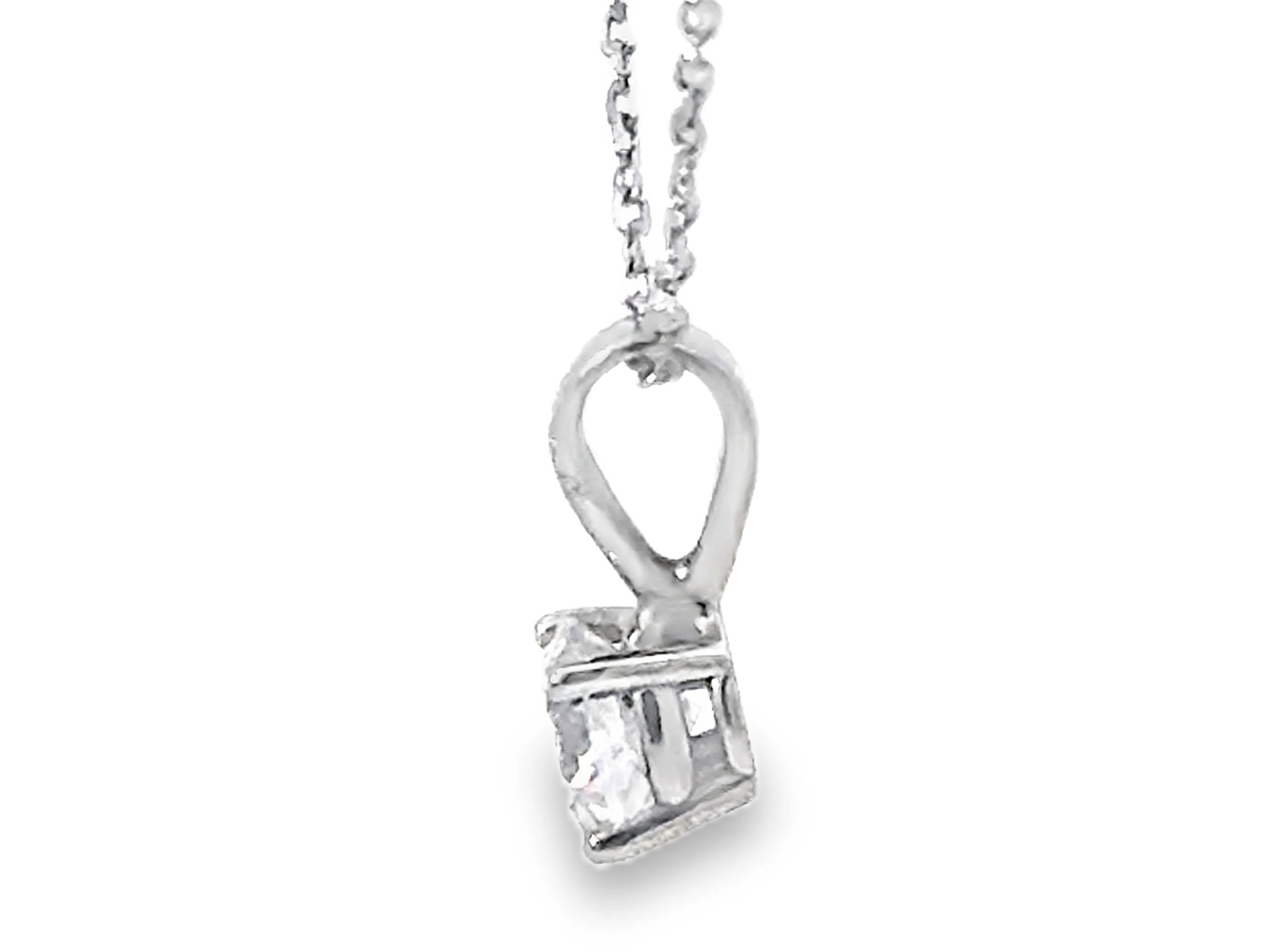 Donna Collana di diamanti solitari a taglio brillante da 0,41 carati con diamanti incastonati in oro bianco 14K in vendita