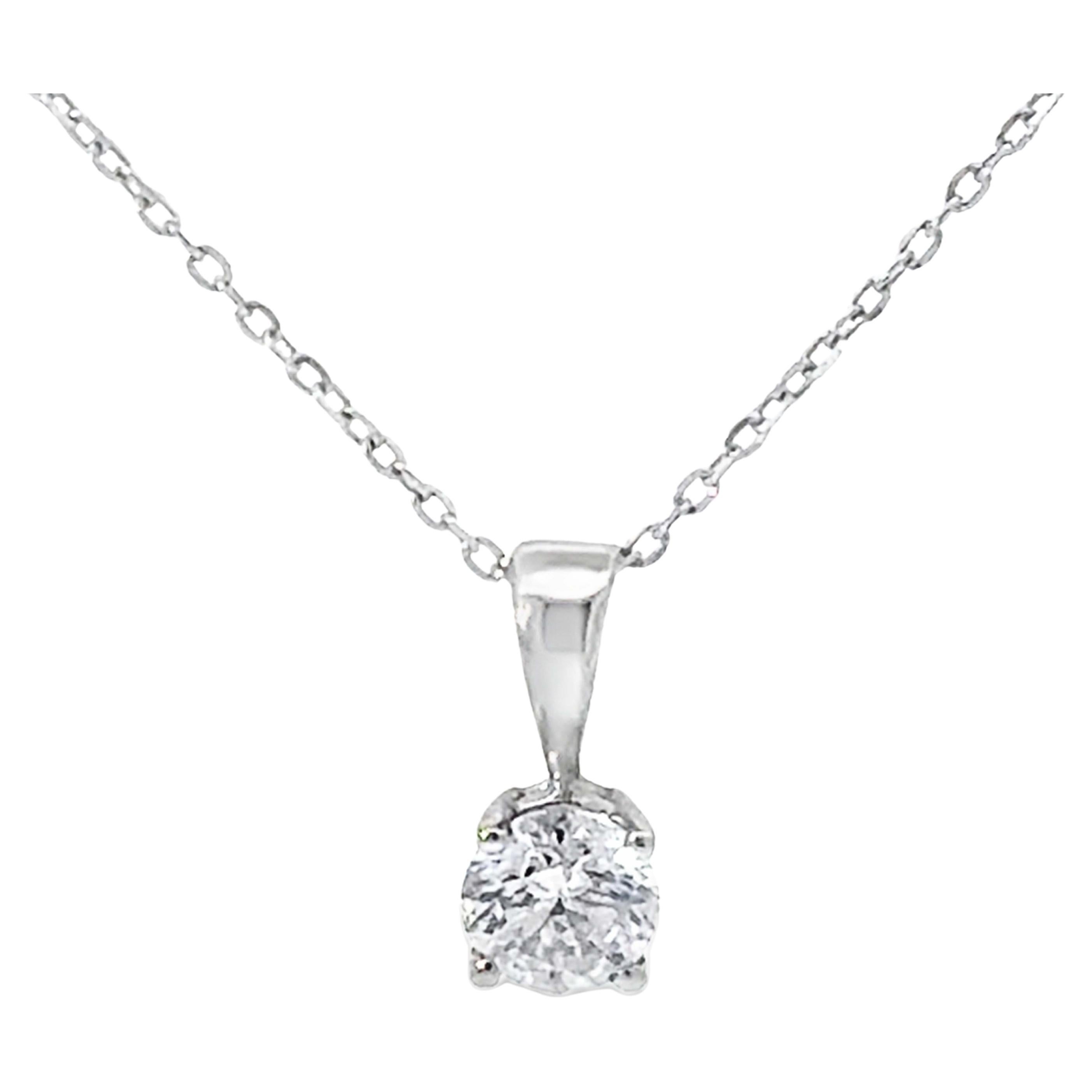 Collana di diamanti solitari a taglio brillante da 0,41 carati con diamanti incastonati in oro bianco 14K in vendita