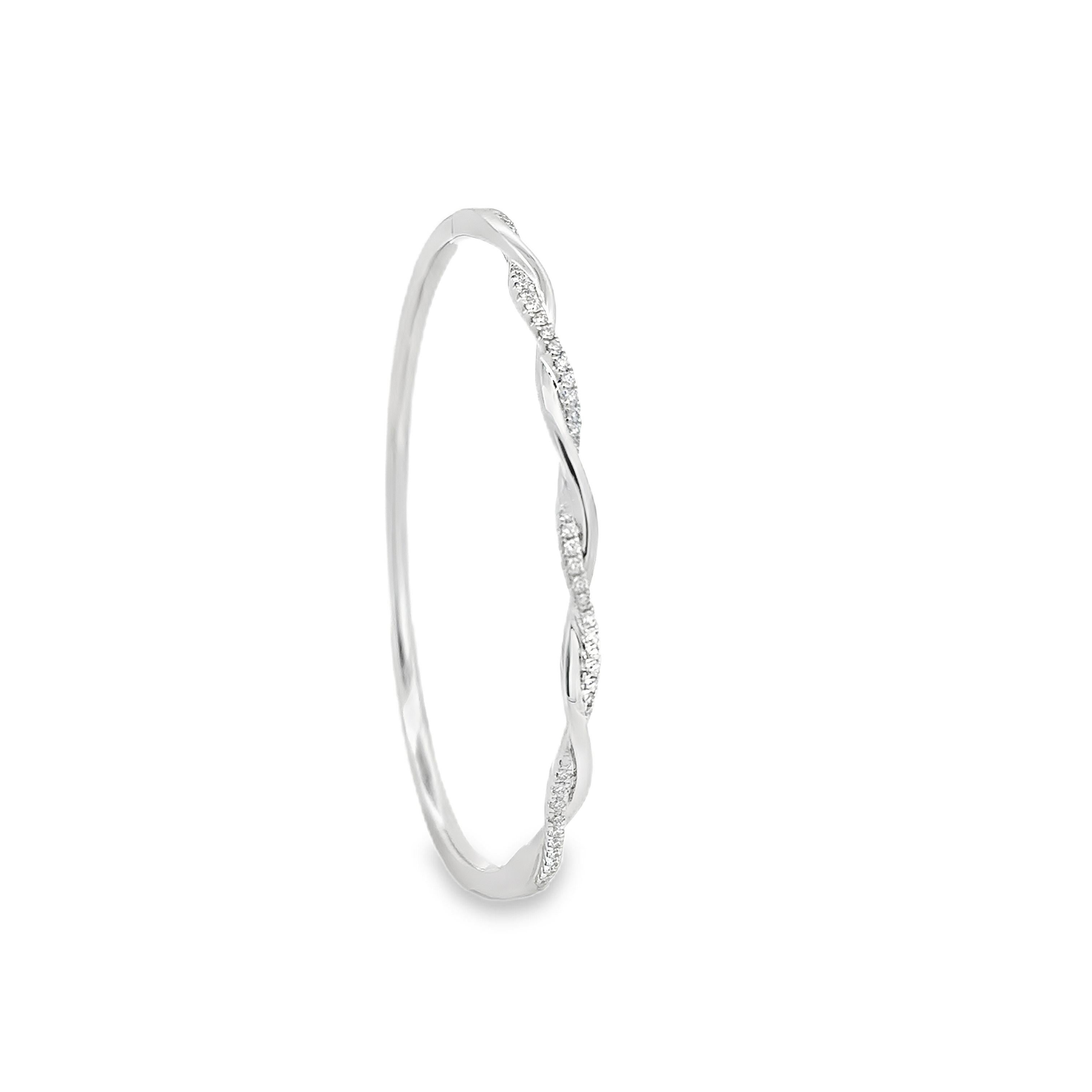 Bracelet élégant en or blanc 18 carats, présentant un motif entrelacé dont une rangée est rehaussée de 46 diamants ronds de taille brillant pesant 0,41 carat au total, sertis sur une belle monture pavée. Parfait pour une tenue décontractée. 

Roman