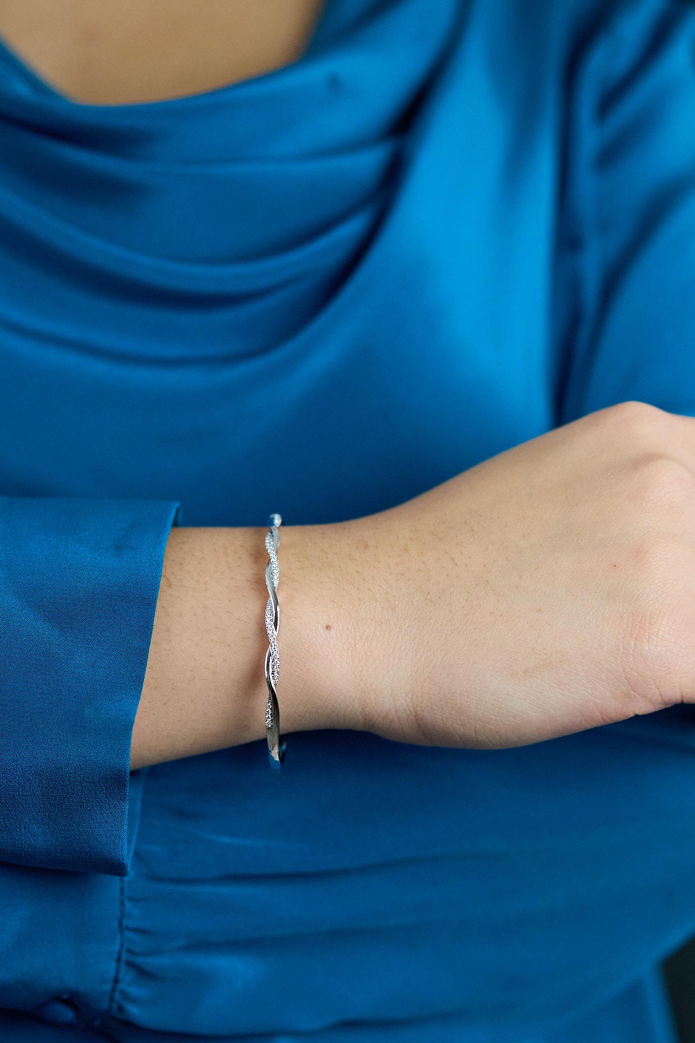 Roman Malakov Bracelet jonc en or blanc avec diamants taille ronde de 0,41 carat au total Pour femmes en vente