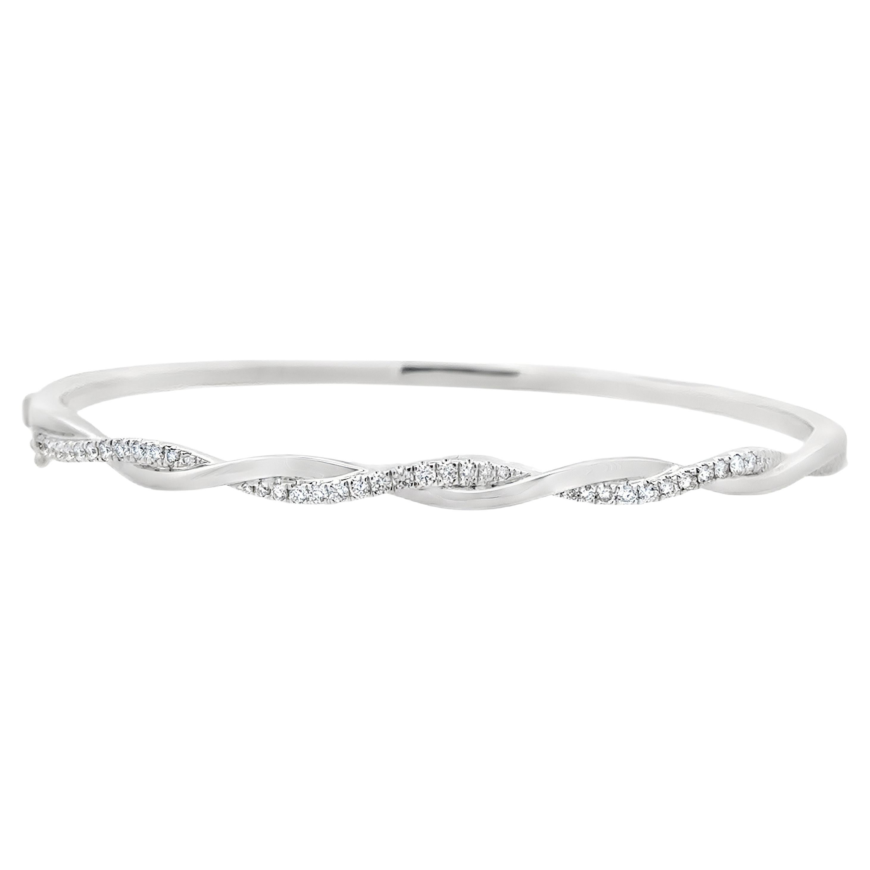 Roman Malakov Pulsera de brazalete con diamantes de corte redondo de 0,41 quilates totales en oro blanco