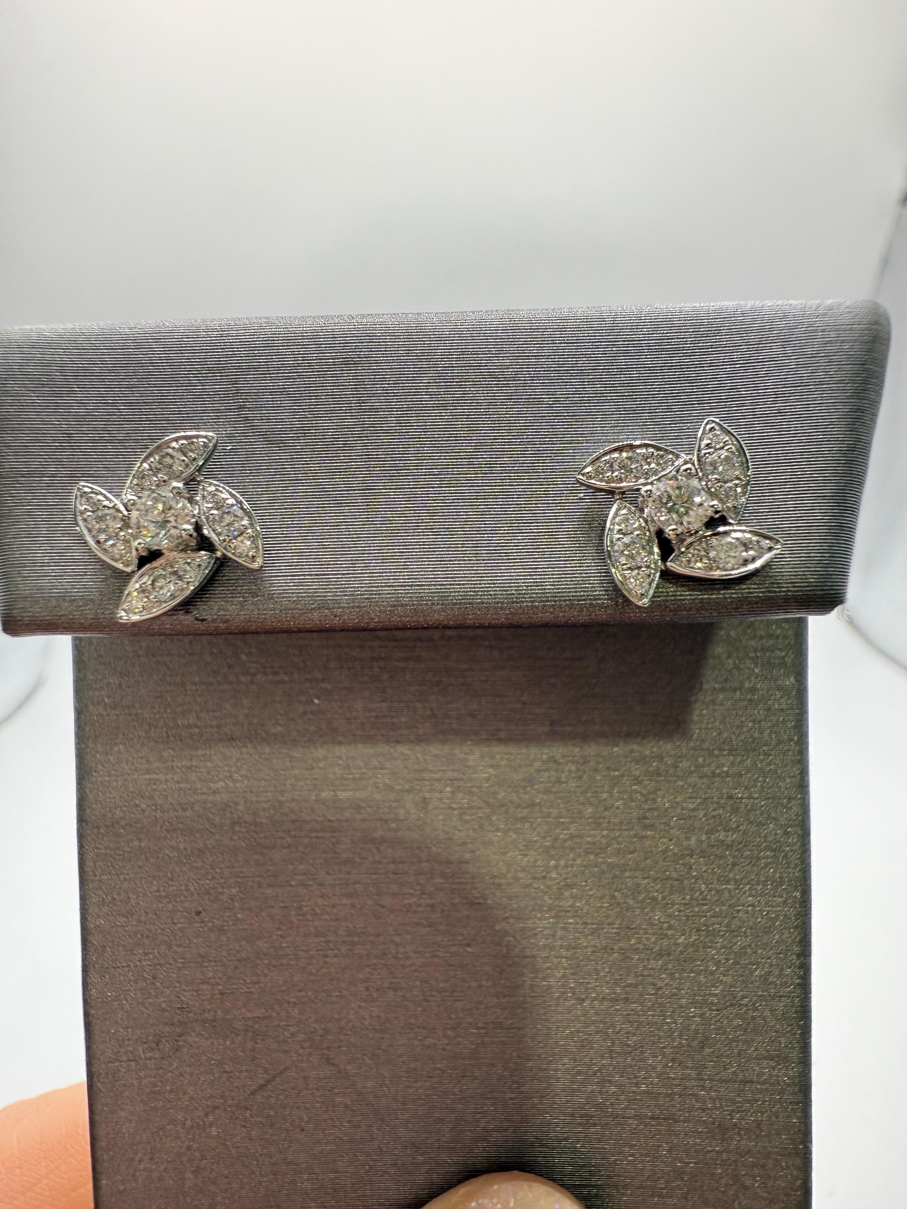 0.41 carats Diamond studs earrings 18KT gold floral studs In New Condition For Sale In Boca Raton, FL