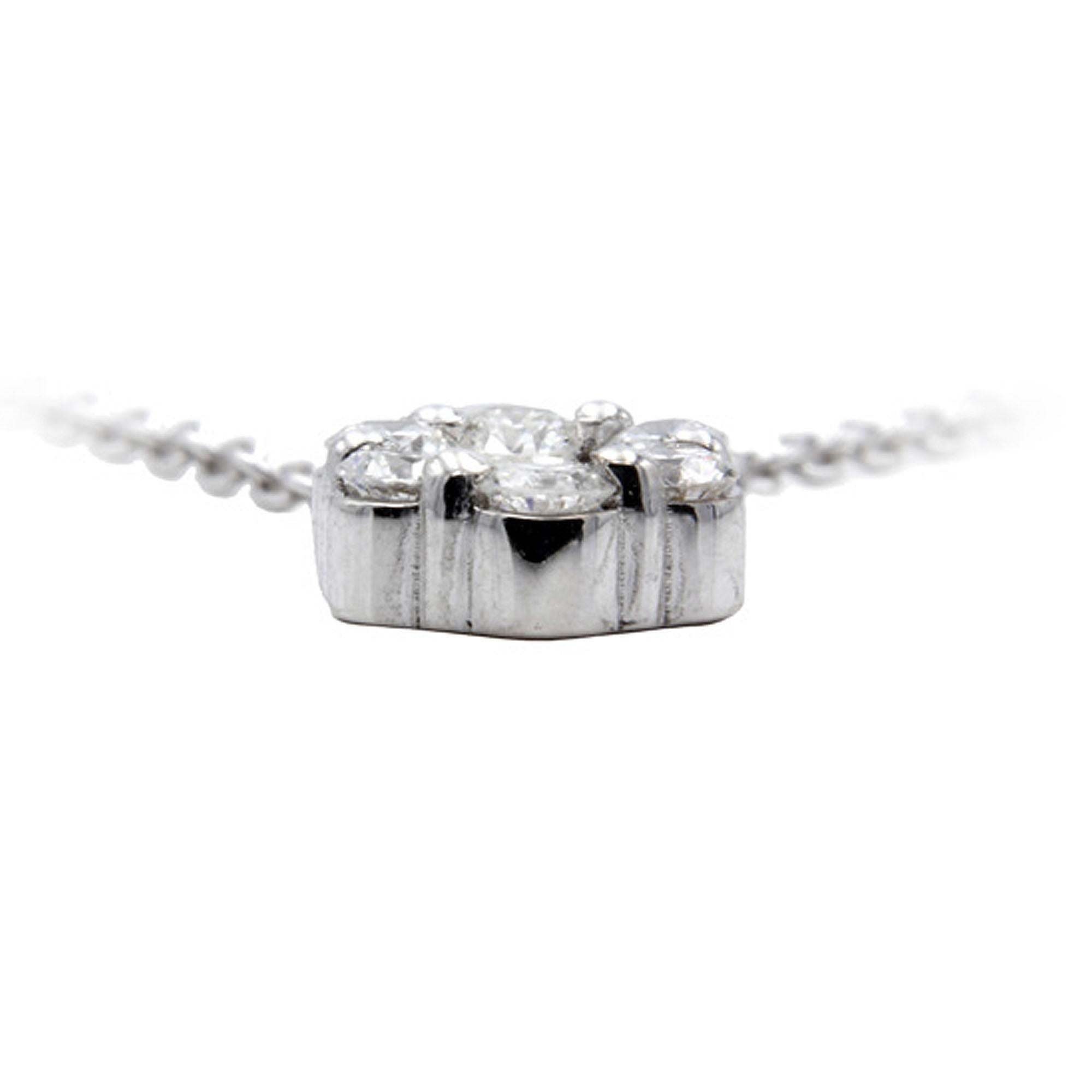 Admirez la beauté envoûtante de notre exquis pendentif Magic, un véritable chef-d'œuvre qui capte les cœurs par son charme radieux. En son cœur, un diamant brillant de taille ronde, d'un poids délicat de 0,06 carat, occupe le devant de la scène. Ce