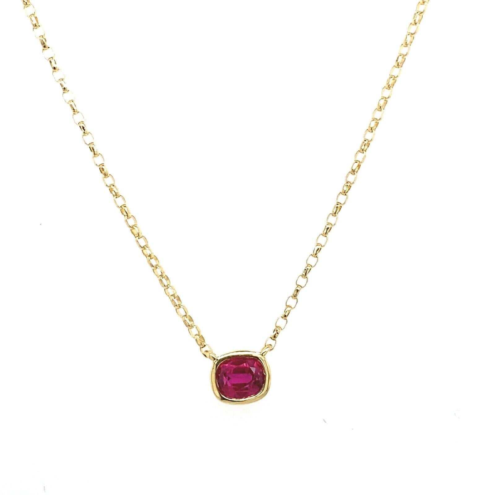 Este precioso colgante con engaste rubí está engastado con una gema rubí en forma de cojín de 0,41 ct. El engaste es un sencillo bisel de oro amarillo de 18 ct sobre una cadena de oro amarillo de 18 ct de 16