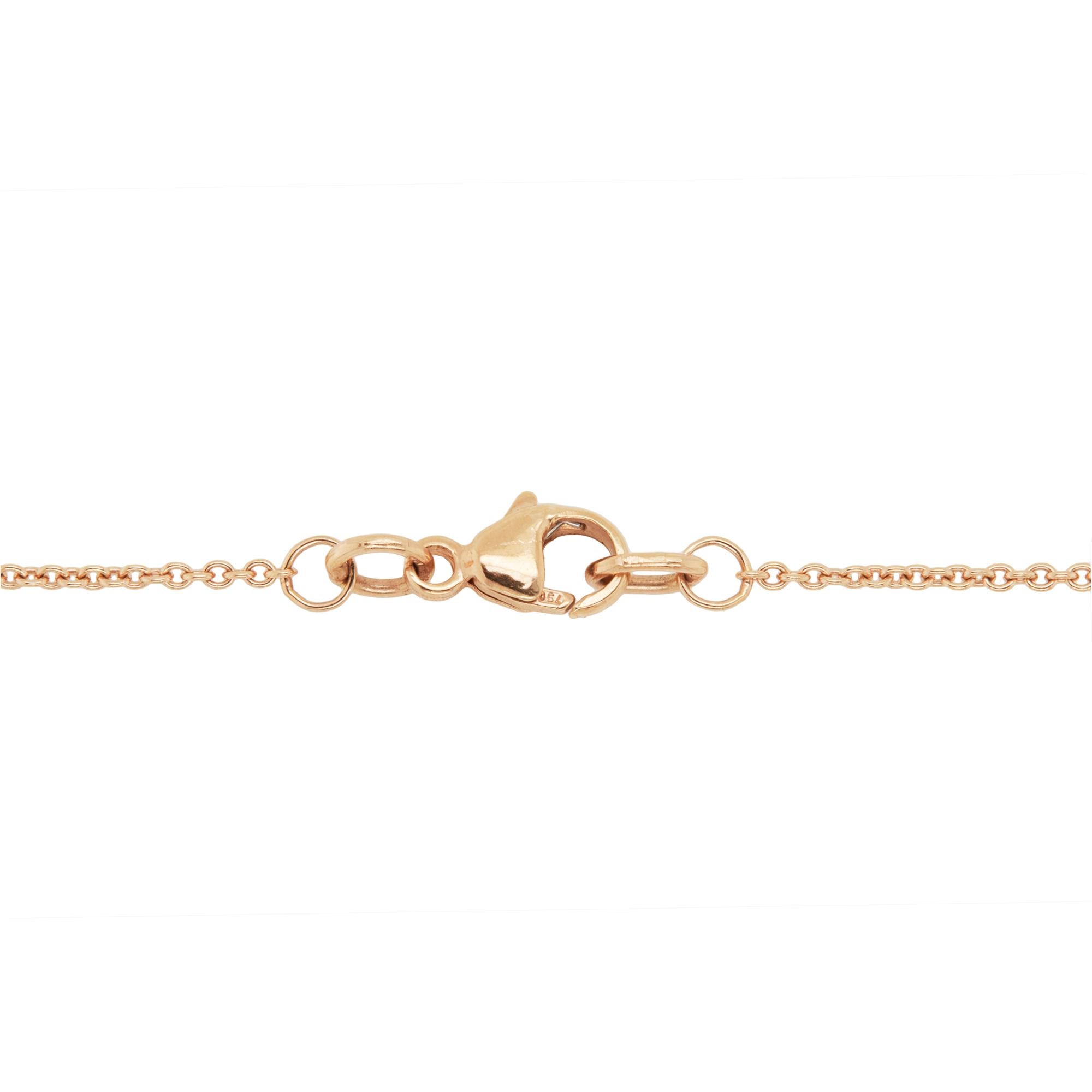 Raffinata, senza tempo e infinitamente radiosa, questa collana con ciondolo in oro rosa 18 carati è il gioiello perfetto sia per gli abiti formali che per quelli di tutti i giorni.

L'elegante ciondolo è caratterizzato da un design rotondo a