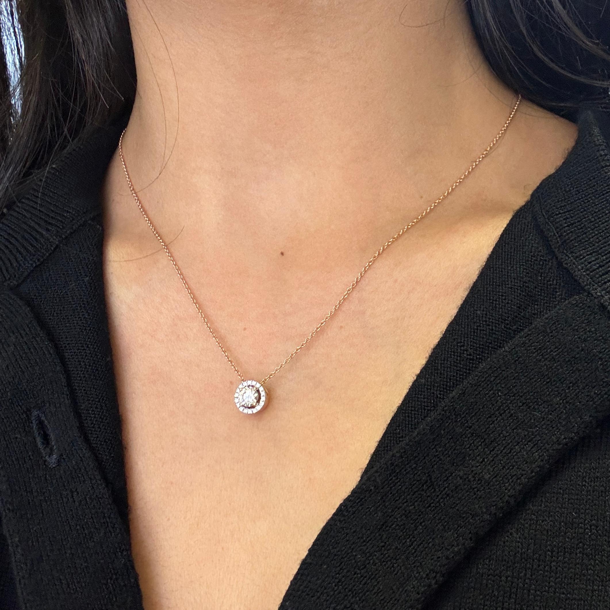 Moderno Ciondolo a grappolo con diamante E VS1 da 0,41 carati in oro rosa e bianco con catena in vendita