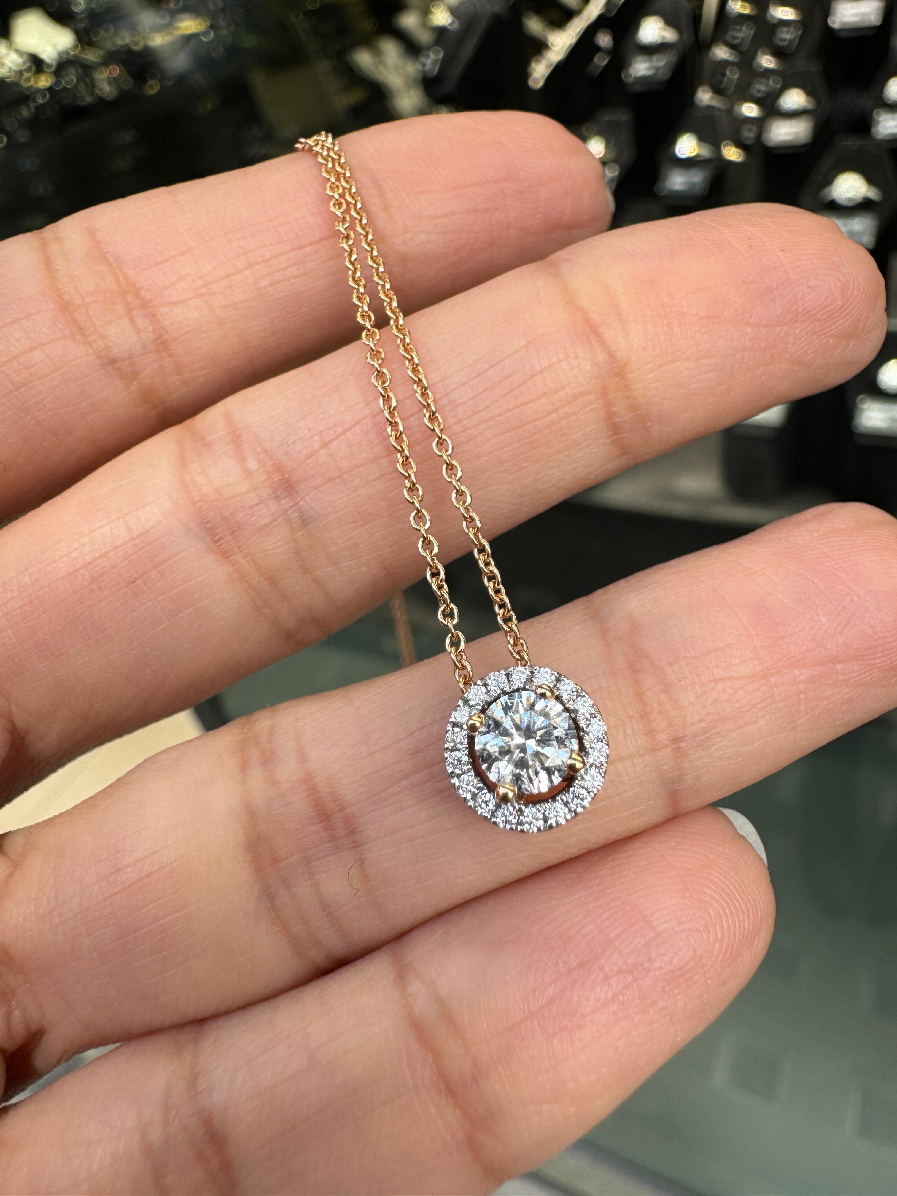 Ciondolo a grappolo con diamante E VS1 da 0,41 carati in oro rosa e bianco con catena In condizioni Nuovo in vendita a London, GB