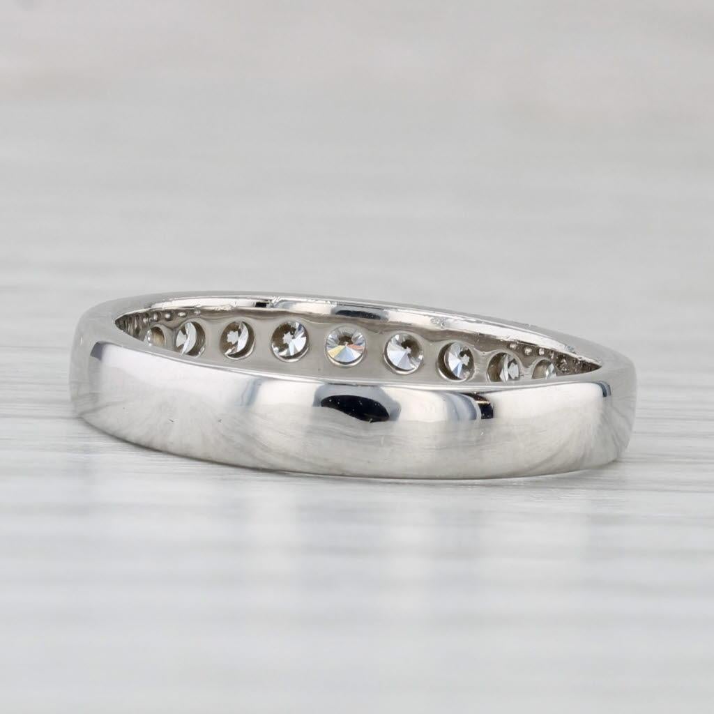Taglio rotondo Fascia nuziale con diamante da 0,41 carati in platino 950 Misura 7,5-7,75 Anello impilabile in vendita