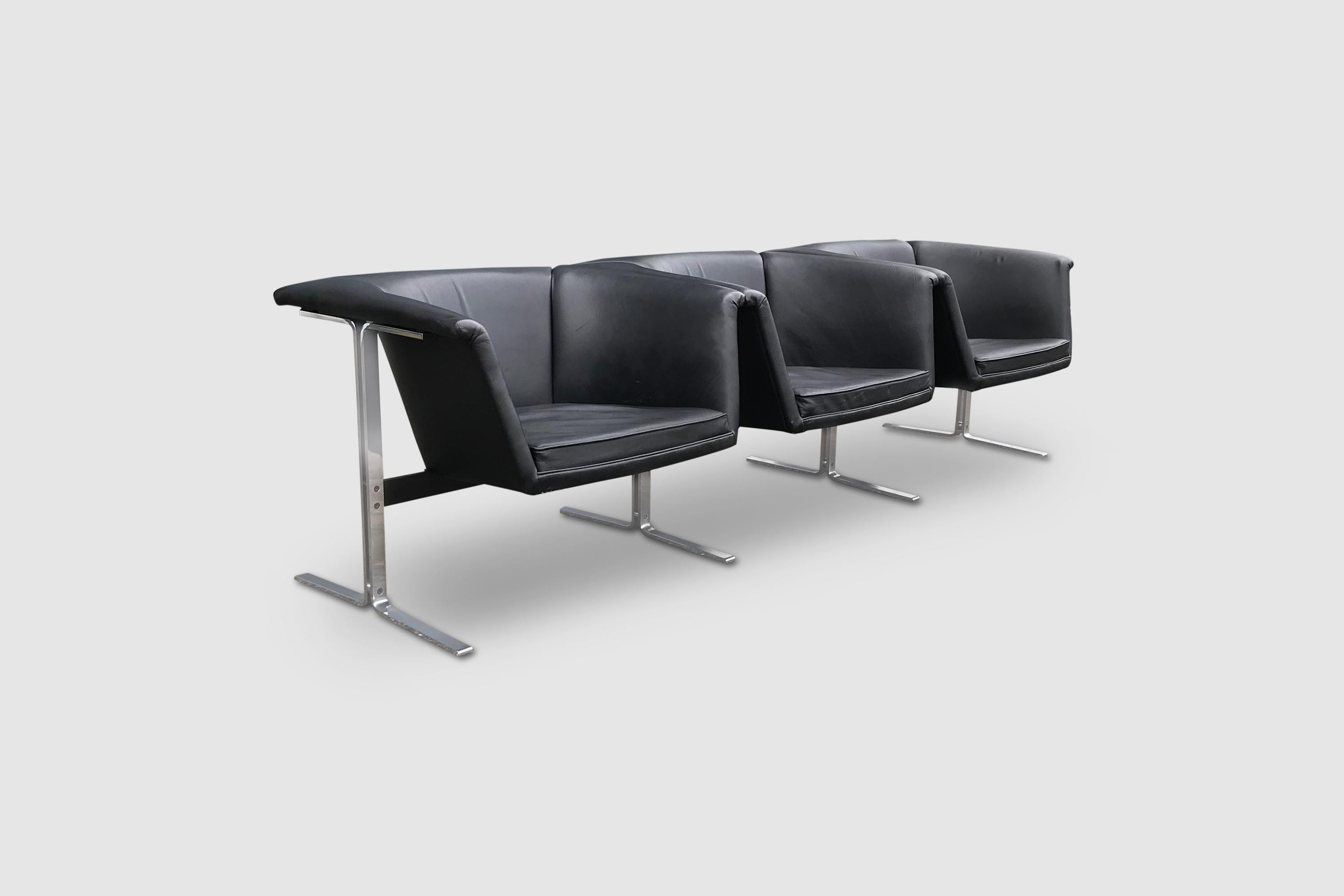 A rare design by Geoffrey Harcourt, a 3-seater 042 seating group by Geoffrey Harcourt in full black leather.

Originally introduced as model 630, the model has come to be known later on as 042.

The floating forward leaning seats on a sleek