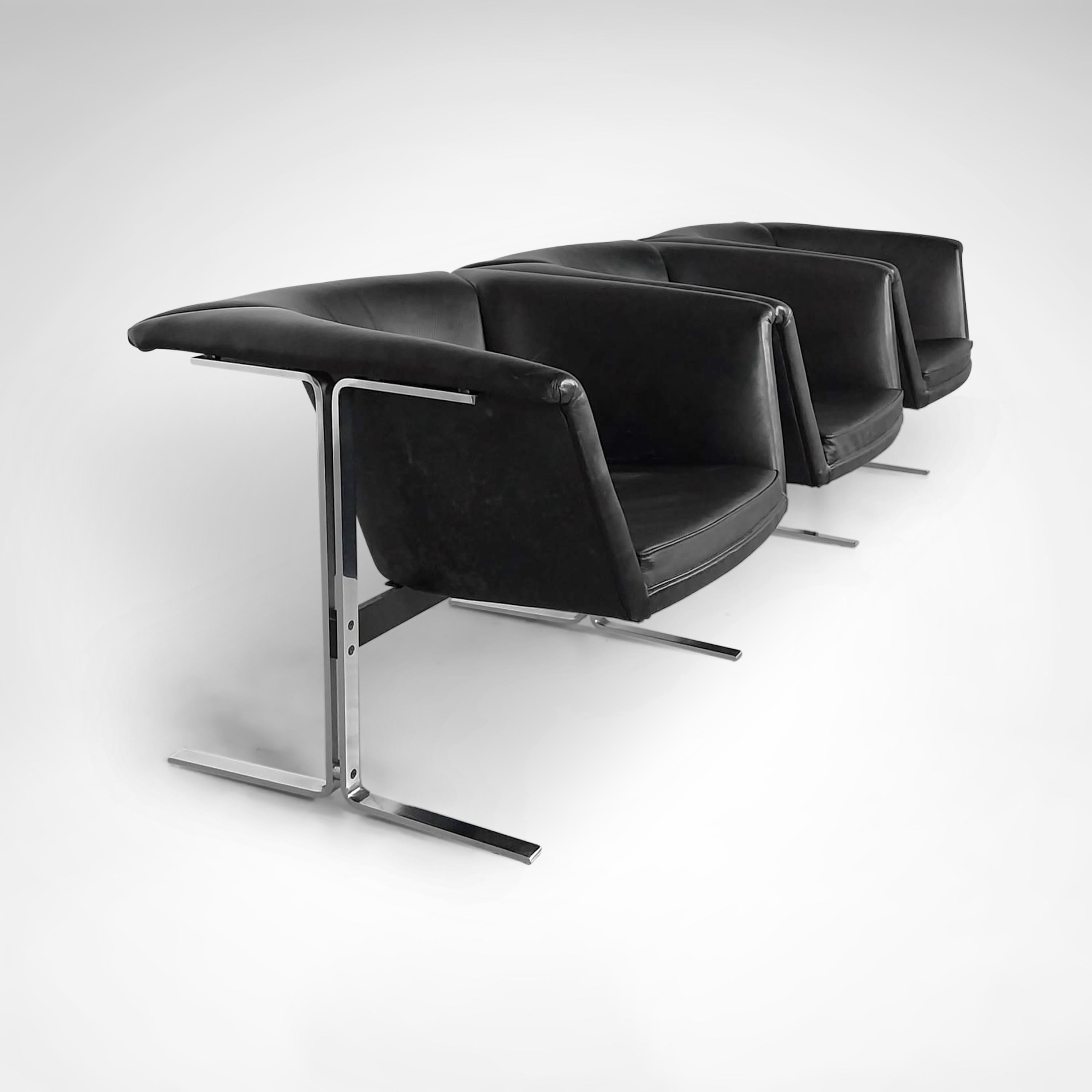 A rare design by Geoffrey Harcourt, a 3-seater 042 seating group by Geoffrey Harcourt in full black leather.

Originally introduced as model 630, the model has come to be known later on as 042.

The floating forward leaning seats on a sleek