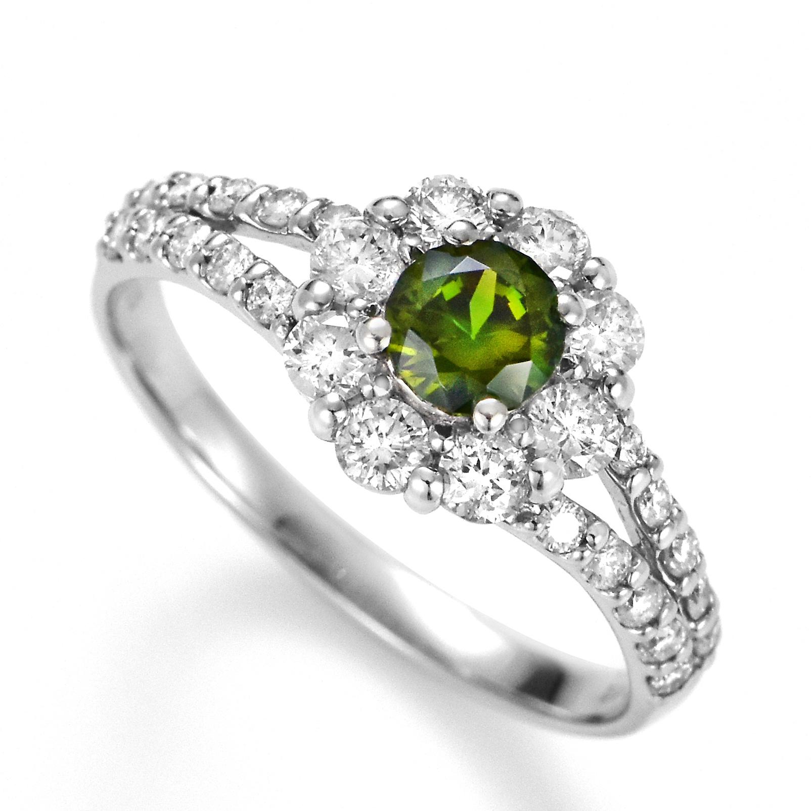 Un bellissimo anello con 0,42 carati di granato demantoide naturale e 0,65 carati di diamanti incastonati in platino. L'unica fonte conosciuta del granato demantoide era quella dei Monti Urali in Russia, ma le recenti scoperte in Africa hanno