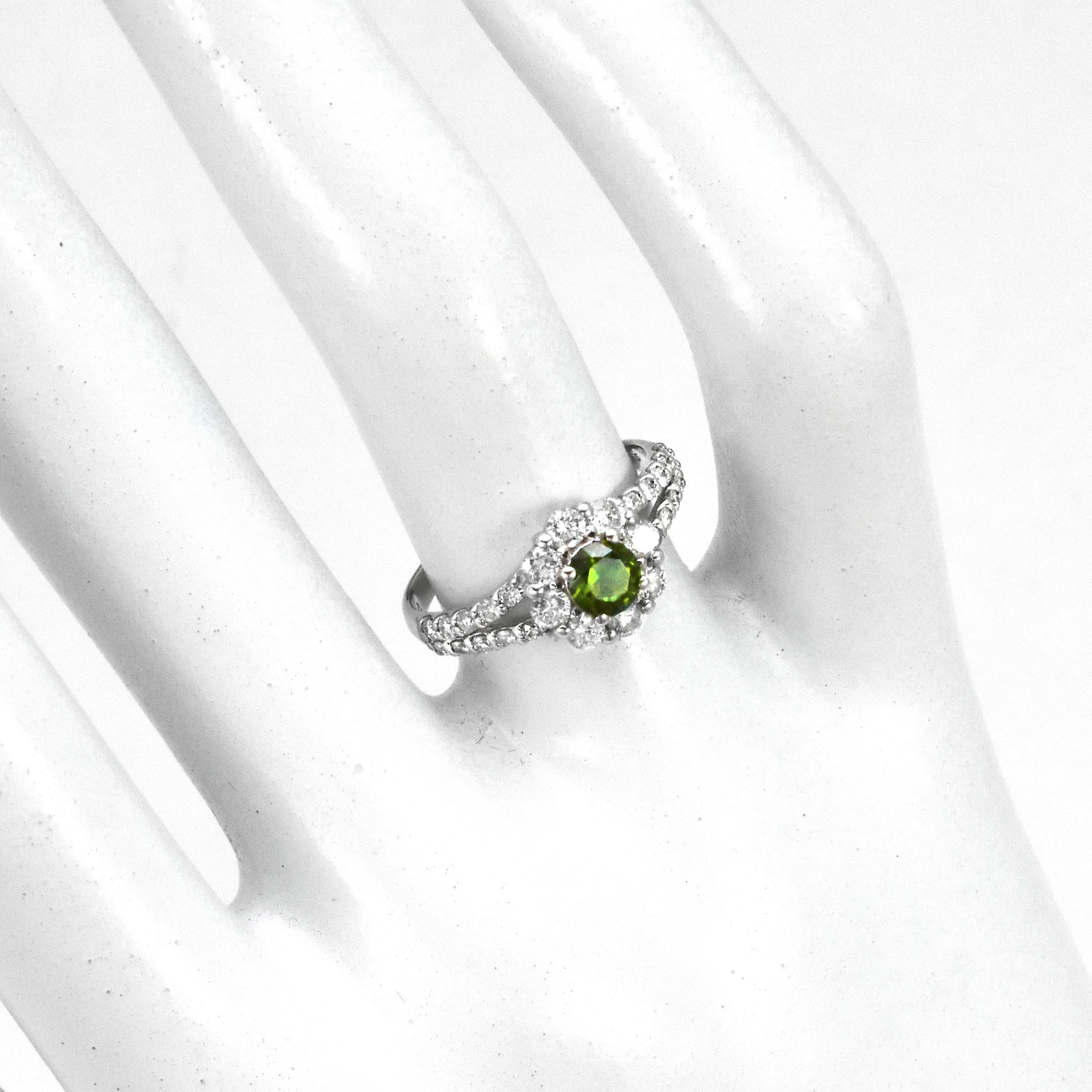Anello aureola con granato demantoide e diamanti da 0,42 carati in platino In condizioni Nuovo in vendita a Tokyo, JP