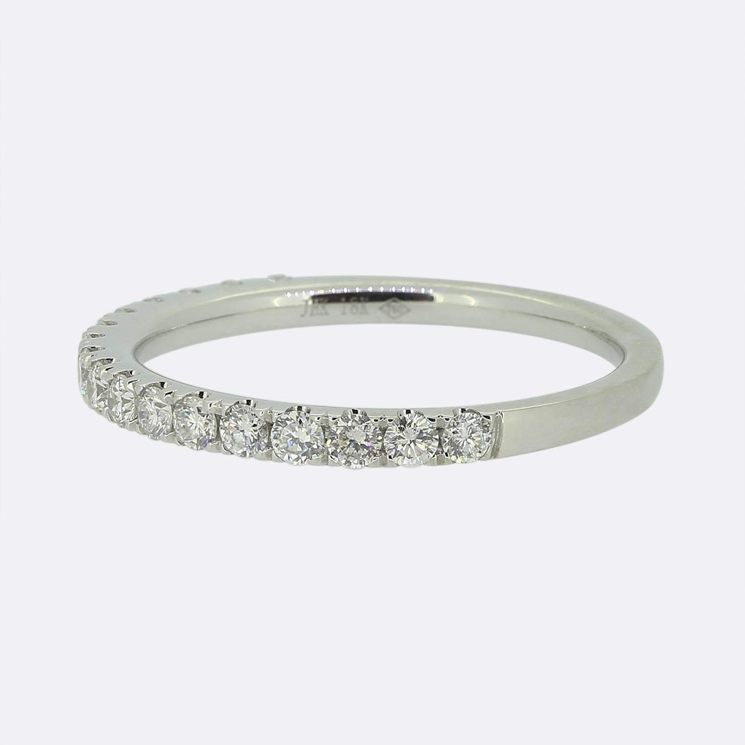 Hier haben wir einen Ehering aus 18 Karat Weißgold. Das Band ist mit siebzehn leuchtend weißen, runden Diamanten im Brillantschliff auf der Vorderseite des Gesichts geschmückt. Die Diamanten sind in einer durchgehenden Linie gefasst und