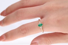 Anillo de compromiso de oro amarillo de 10 quilates con acentos de diamantes talla oval esmeralda de 0,42 quilates