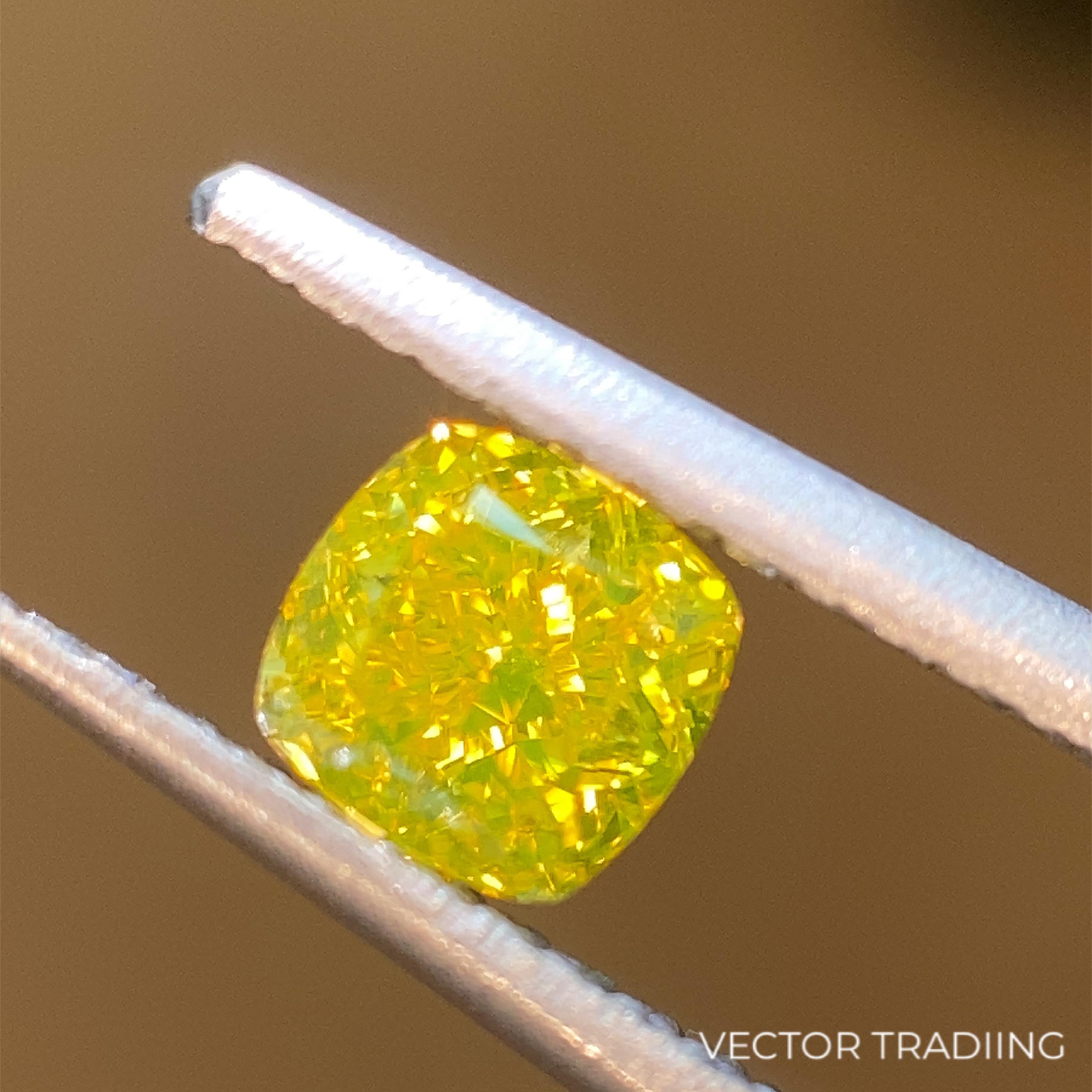 0,42 Karat GIA-zertifizierter natürlicher Diamant im Kissenschliff mit lebhaftem grünlich-gelbem Farbton:

Ein wunderschöner und seltener Edelstein, ein 0,42 Karat schwerer, GIA-zertifizierter Diamant im Kissenschliff in leuchtendem Grüngelb. Der