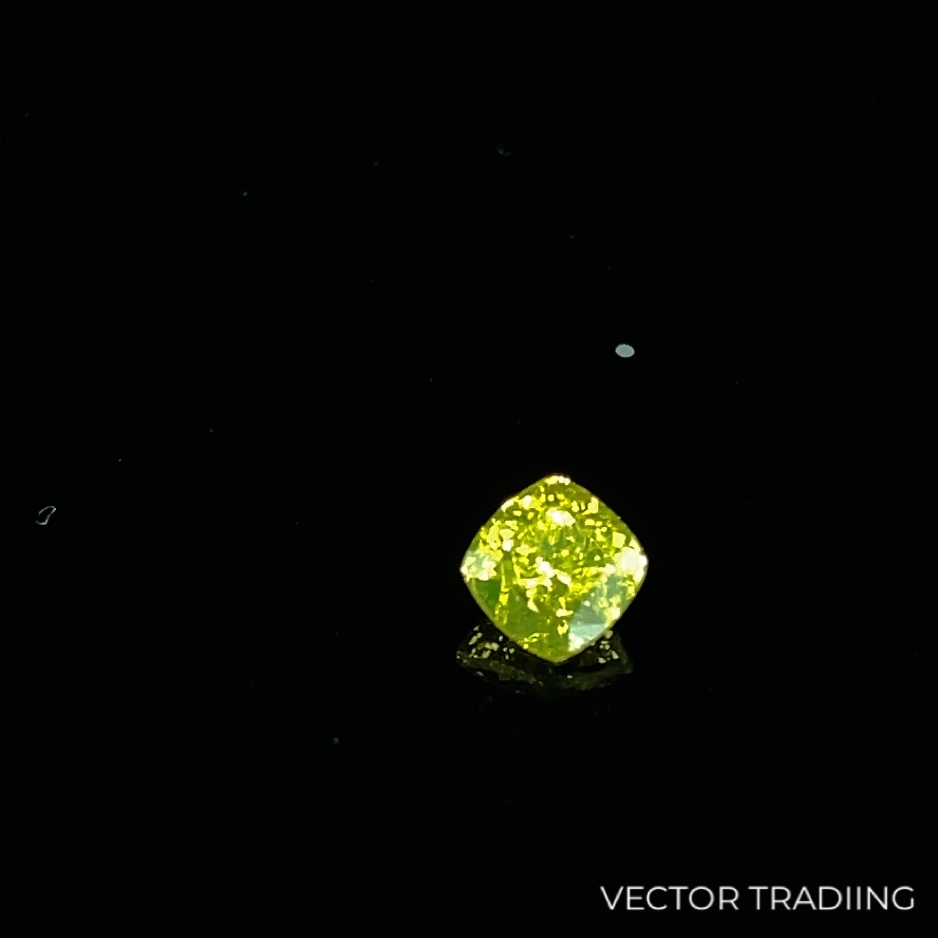 0,42 Karat GIA-zertifizierter natürlicher Fancy Vivid Greenish Gelber Diamant im Kissenschliff im Zustand „Neu“ im Angebot in Hong Kong, HK