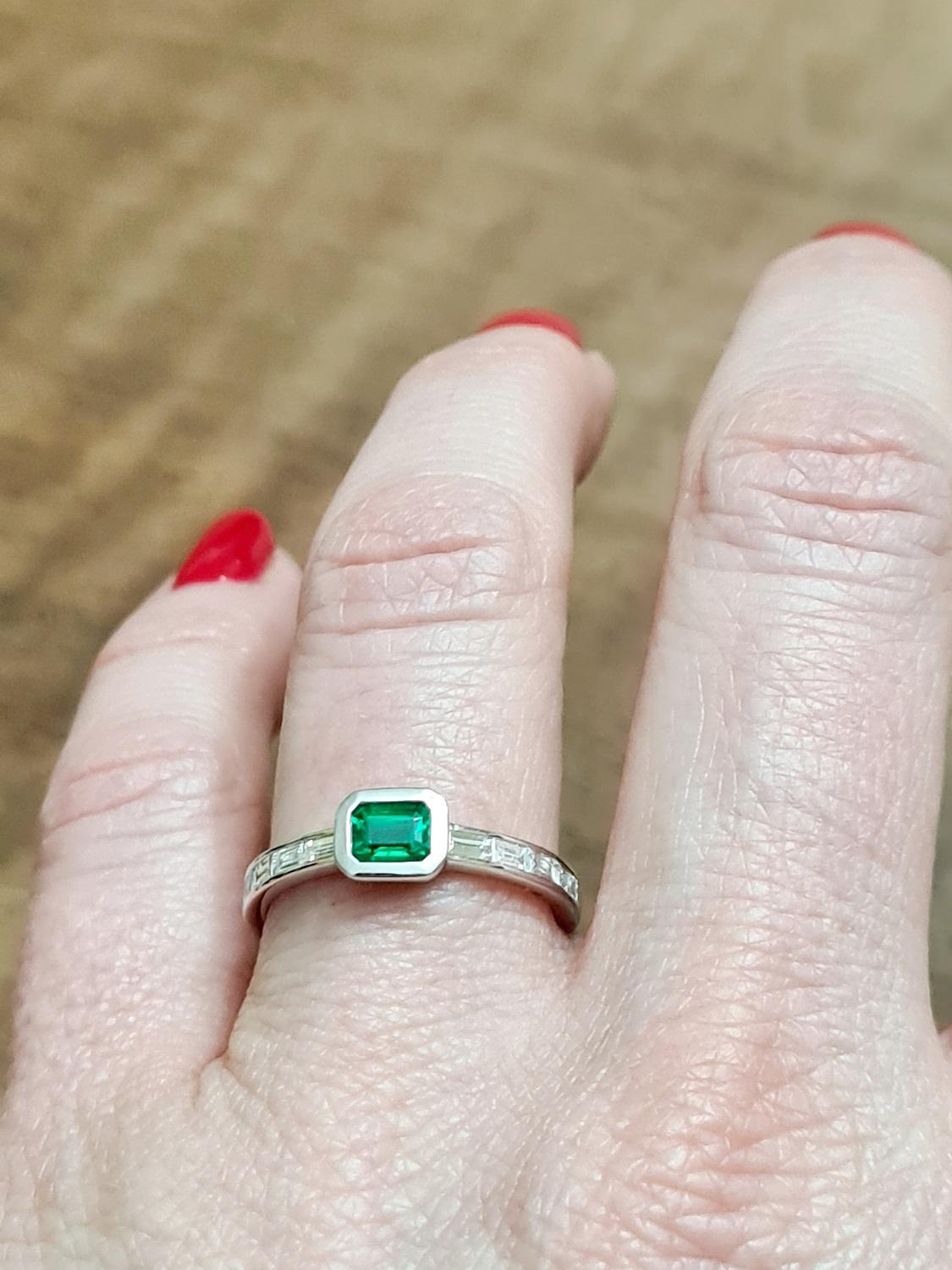 0.42 Ct Emerald 0.35 Ct Diamonds 18kt White Gold Solitaire Ring For Sale 1