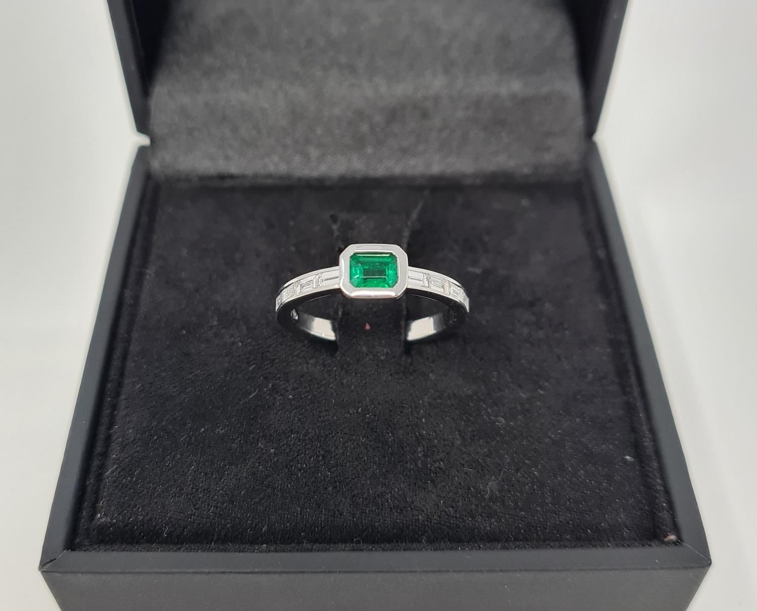 Beautiful modern solitaire ring. New ring with tags. The ring consists of white gold with 0.42 Ct natural emerald and 0.35 Ct diamonds baguette cut.
Total weight: 3.37 grams
Metal: white gold 18Kt
New contemporary jewelry. 
US Ring size 7 please see