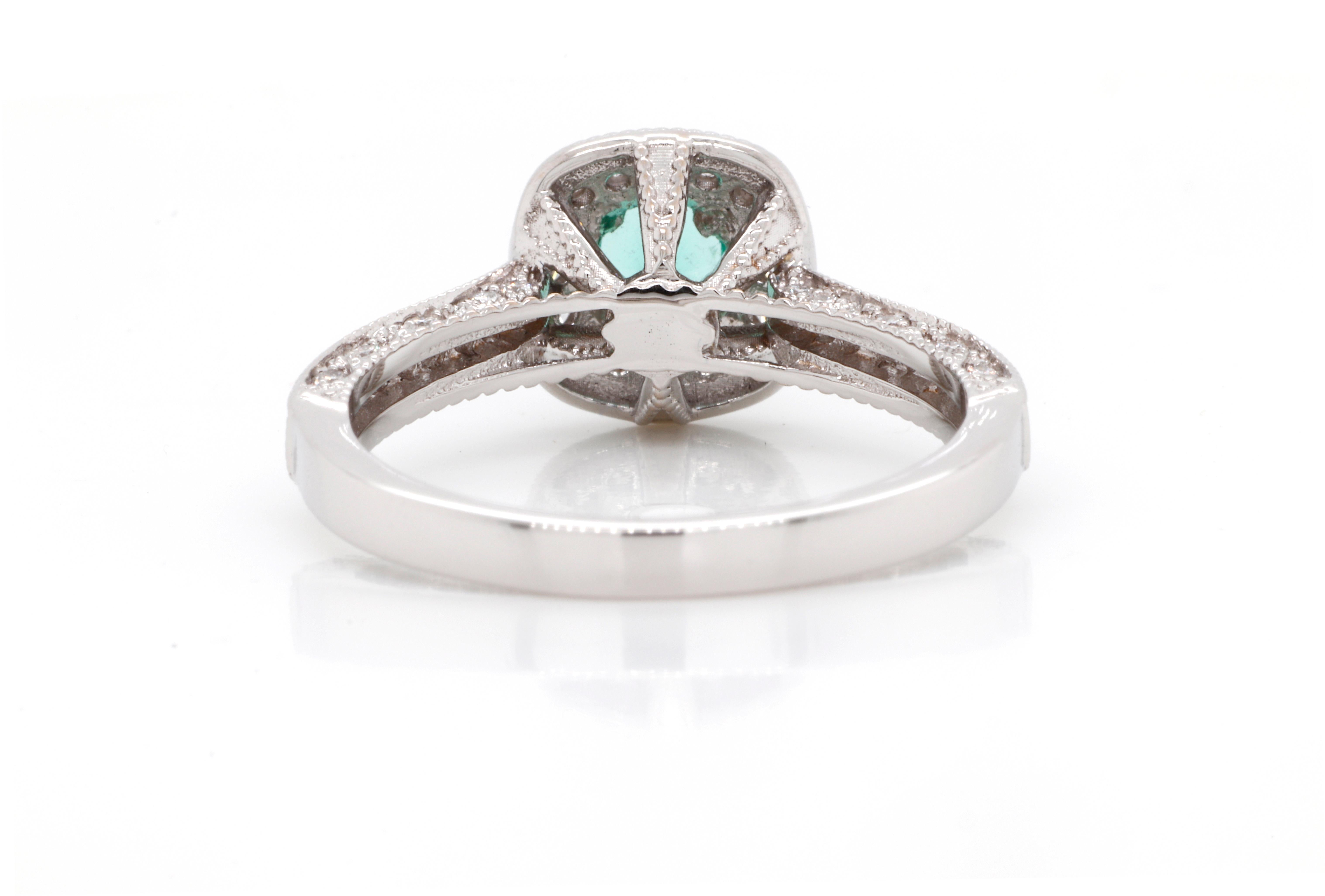 Klassischer 0,42-karätiger Smaragd-Weißgoldring, akzentuiert mit natürlichen Diamanten von 0,51 Karat Gesamtgewicht, Farbe G-H und Reinheit VVS1. Das traditionelle Design macht diesen Ring perfekt für das tägliche Tragen und für besondere Anlässe.