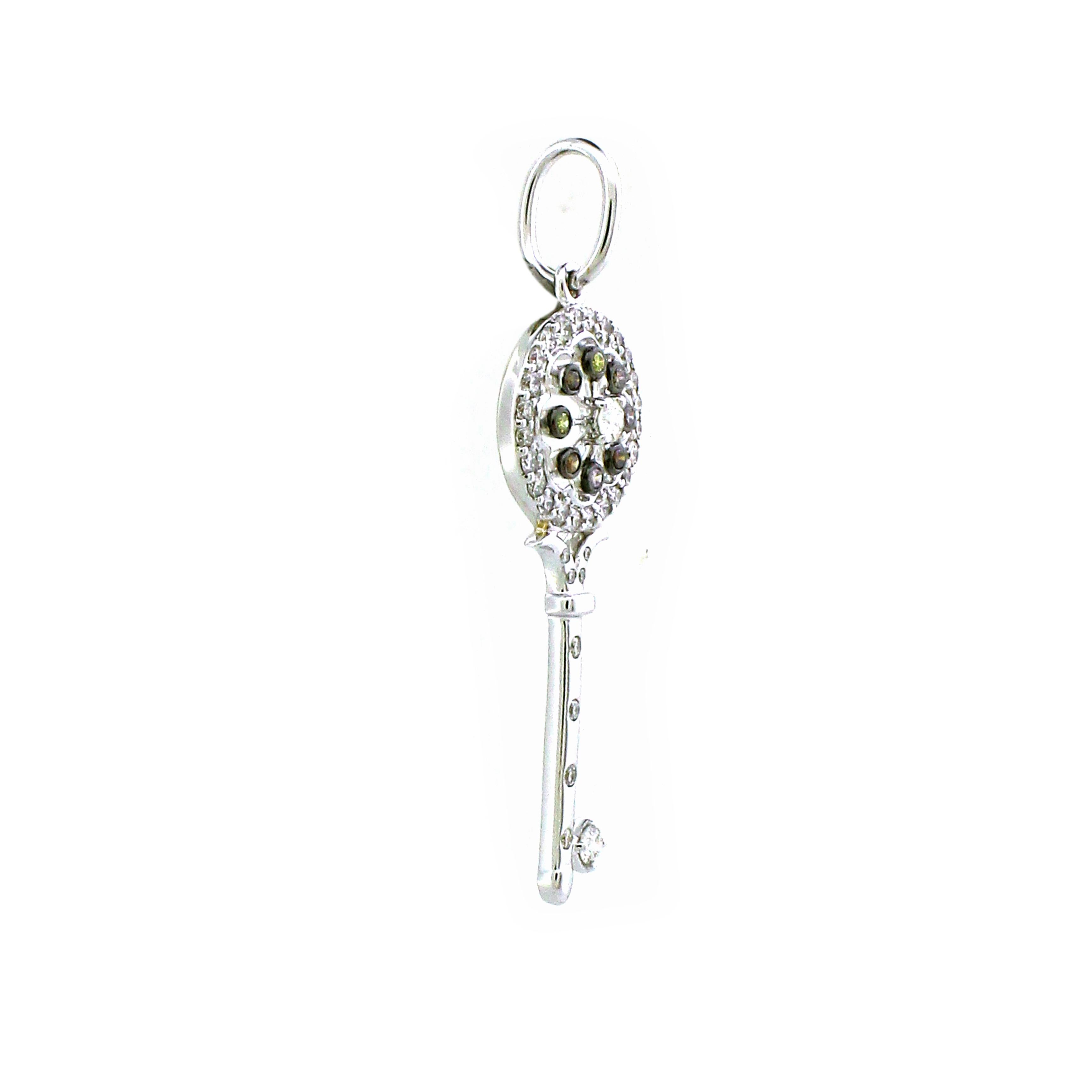 Questo raffinato ciondolo a forma di chiave irradia eleganza e raffinatezza, rendendolo un'aggiunta perfetta a qualsiasi collezione di gioielli. Il pendente è impreziosito da 34 diamanti bianchi brillanti rotondi per un totale di 0,34 carati, che