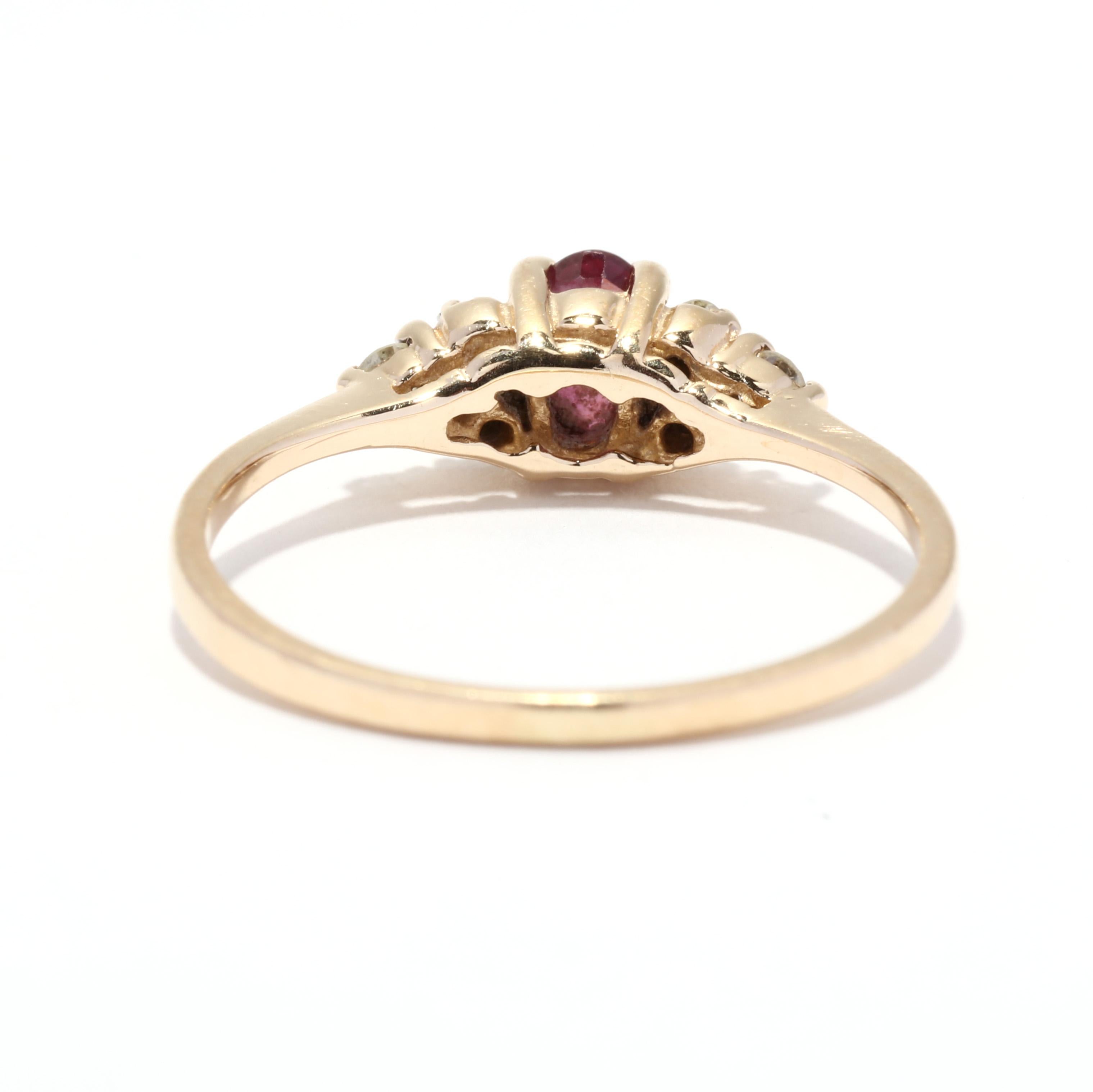 Taille ovale Bague, petite bague en or jaune 14 carats avec diamants et rubis de 0,42 carat en vente
