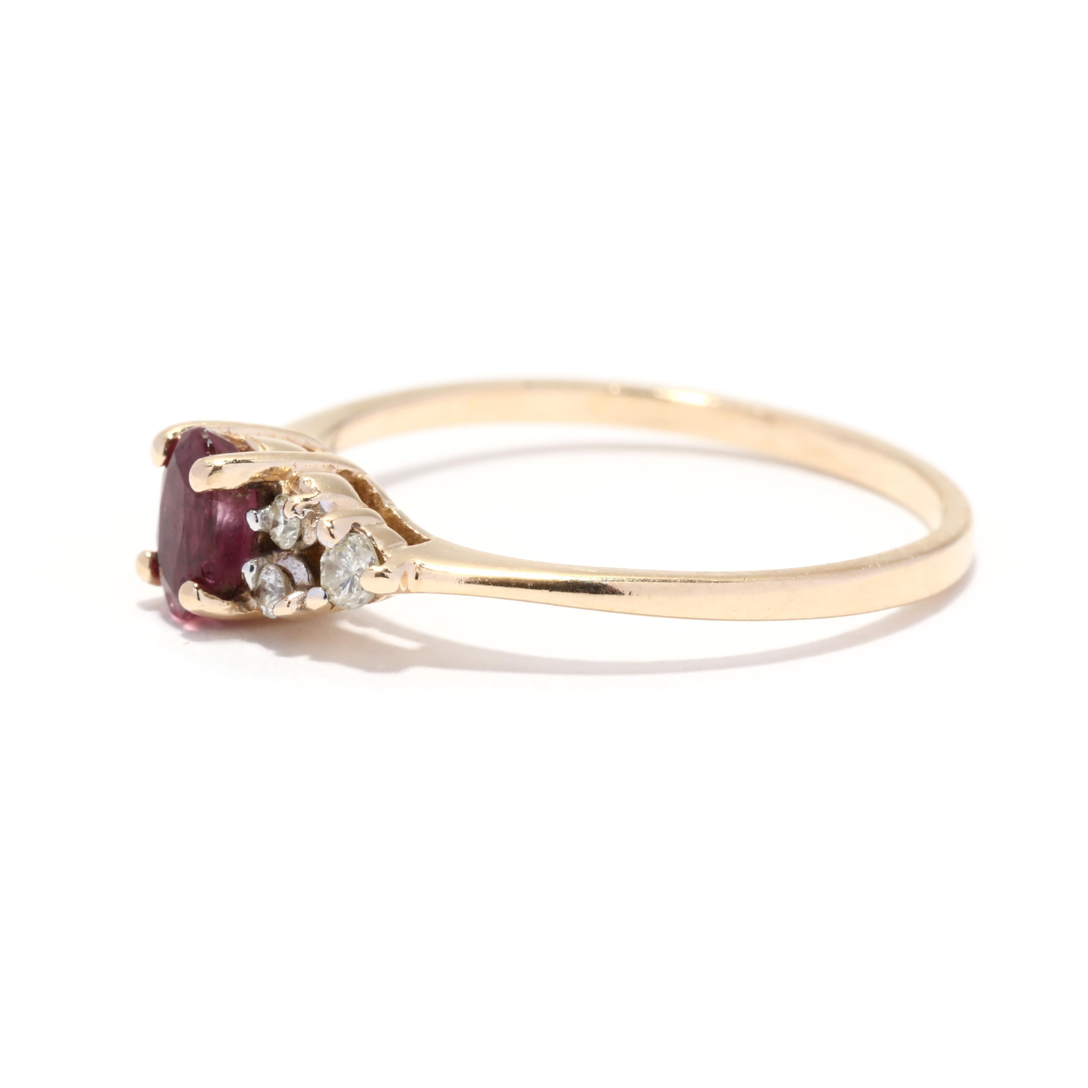 Bague, petite bague en or jaune 14 carats avec diamants et rubis de 0,42 carat Bon état - En vente à McLeansville, NC