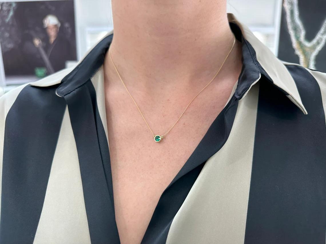 Taille ronde Collier pendentif avec émeraude vert foncé taille ronde de 0,42 carat de qualité AAA 18 carats serti clos en vente