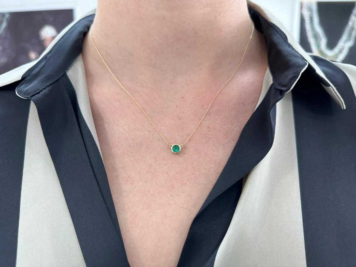 Collier pendentif avec émeraude vert foncé taille ronde de 0,42 carat de qualité AAA 18 carats serti clos Neuf - En vente à Jupiter, FL