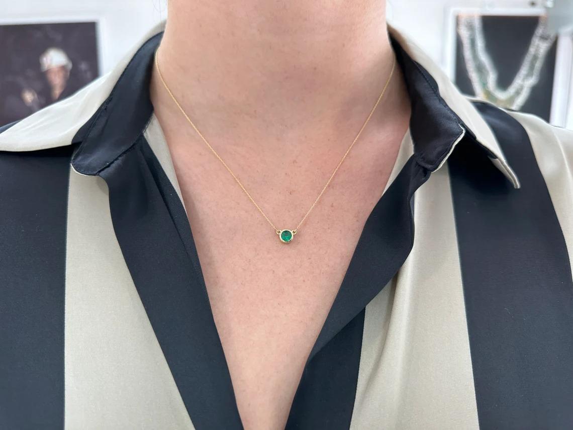 Collier pendentif avec émeraude vert foncé taille ronde de 0,42 carat de qualité AAA 18 carats serti clos Pour femmes en vente