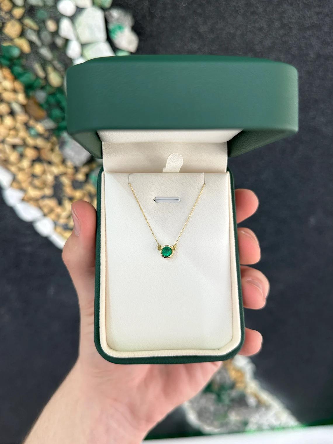 Collier pendentif avec émeraude vert foncé taille ronde de 0,42 carat de qualité AAA 18 carats serti clos en vente 1