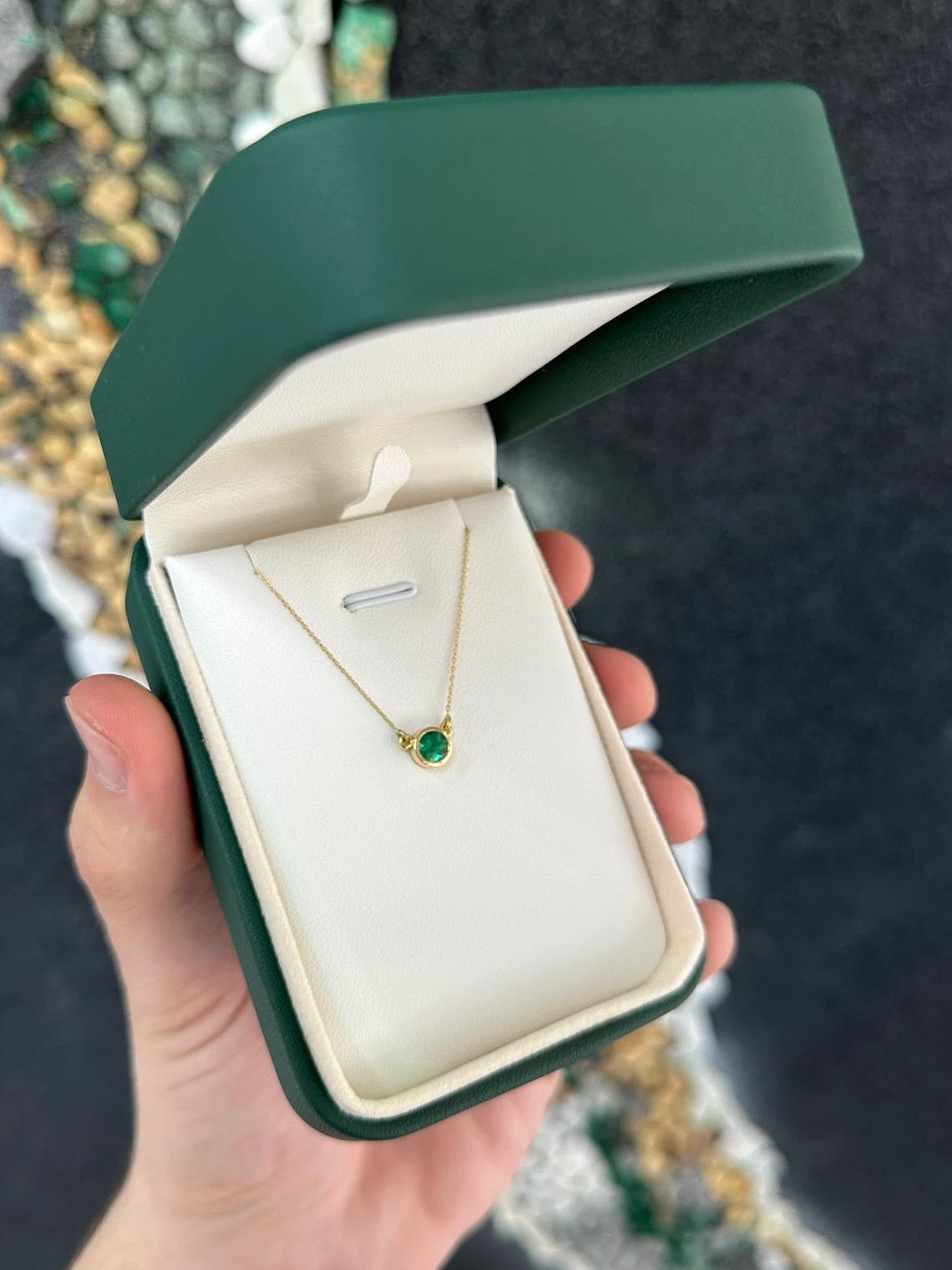Collier pendentif avec émeraude vert foncé taille ronde de 0,42 carat de qualité AAA 18 carats serti clos en vente 2