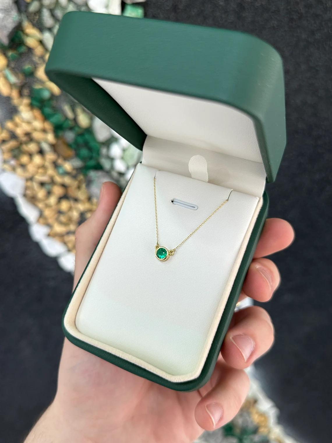 Collier pendentif avec émeraude vert foncé taille ronde de 0,42 carat de qualité AAA 18 carats serti clos en vente 3