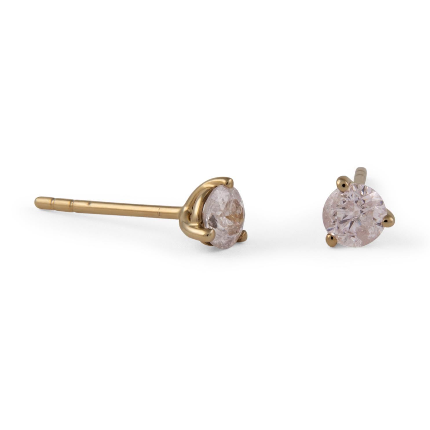 Orecchini classici con diamanti naturali.
Due diamanti tondi brillanti naturali abbinati per un totale di 0,42 carati. Colore rosa chiaro e purezza SI2. Quattro punte incastonate, oro giallo 14k, 0,98 grammi.
Su richiesta, una valutazione digitale