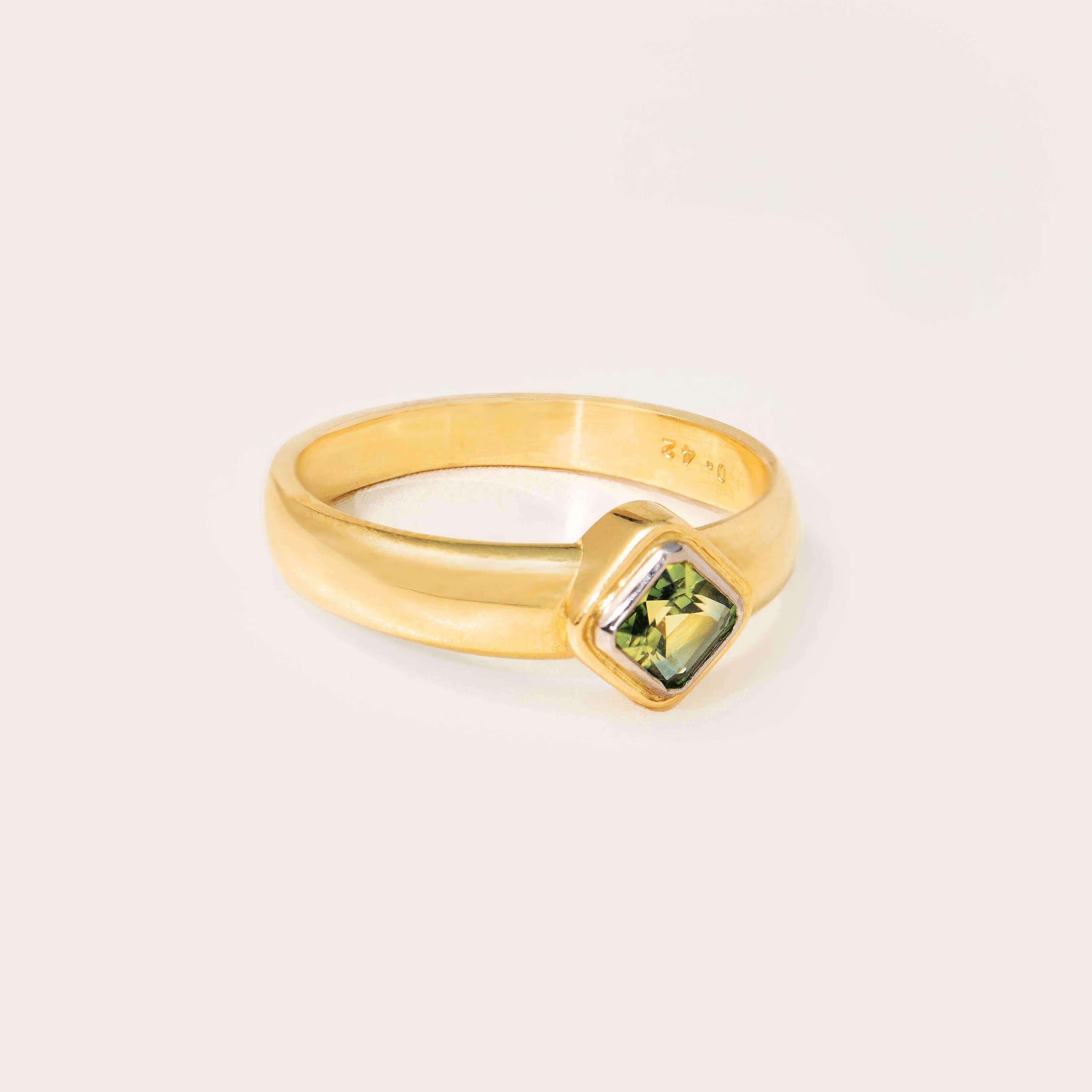 Modern 0.42ct Sapphire, 18K Gold & Platinum Ring For Sale