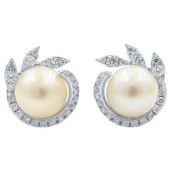 Clous d'oreilles en or blanc 14 carats avec perles naturelles d'eau douce et diamants de 0,42 carat