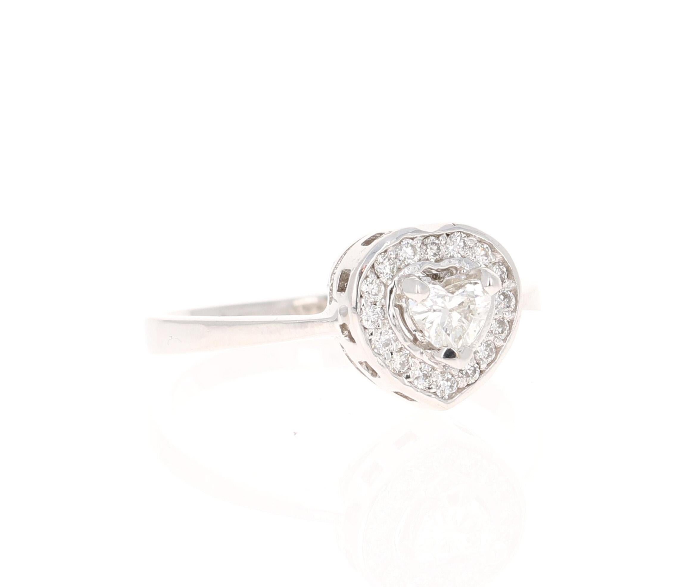 Une bague de fiançailles magnifique et unique avec un diamant taillé en cœur. 

Cette bague unique comporte un diamant taillé en cœur pesant 0,27 carats et est entourée de 16 diamants taillés en rond pesant 0,16 carats.  (Clarté : SI1, Couleur : F) 