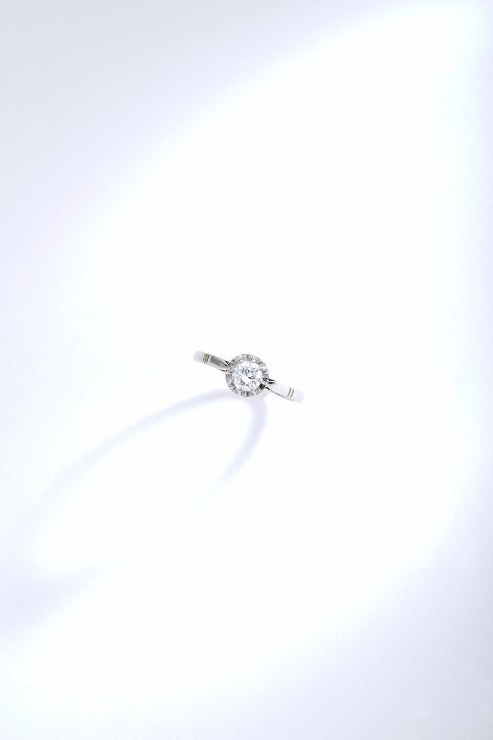 0.43 Carat Round Diamond Platinum French Solitaire Ring In Excellent Condition In Geneva, CH