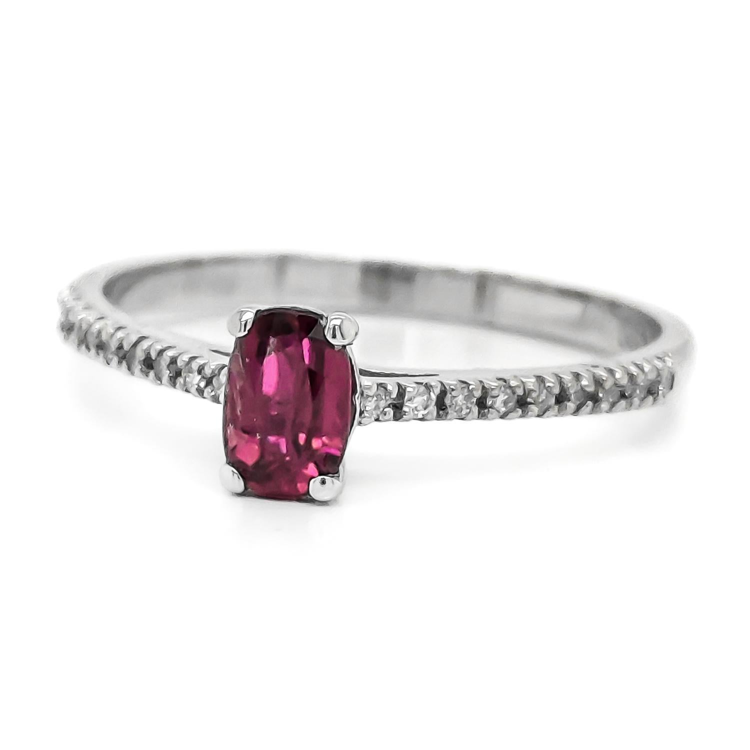 FÜR U.S. KÄUFER KEINE MEHRWERTSTEUER! 

Dieser Ring aus 14-karätigem Weißgold zeigt einen atemberaubenden Rubin von 0,43 Karat in der Mitte, der von 0,10 Karat funkelnden rosa Diamanten auf jeder Seite akzentuiert wird. Die Kombination aus dem
