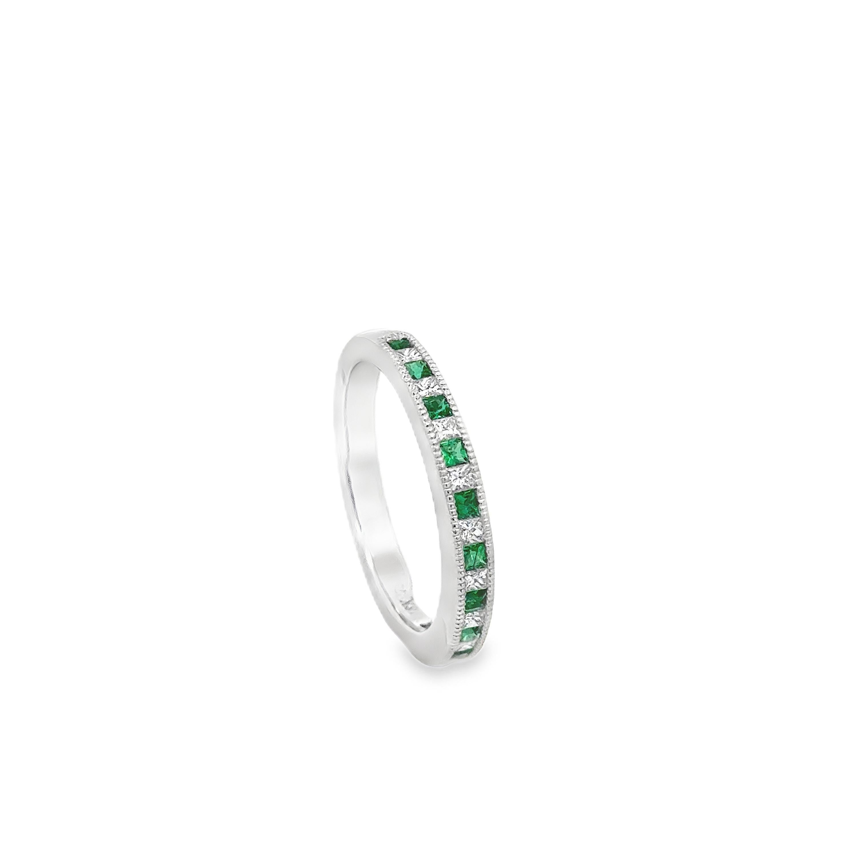 Roman Malakov 0.43 Carat Total Princess Cut Emerald & Diamond Wedding Band Ring In New Condition For Sale In New York, NY
